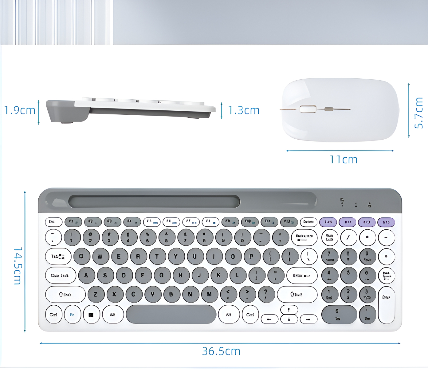 Ein Tastatur- und Maus-Set. Die Tastatur ist grau und weiß mit Maßen. Die Maus ist weiß.