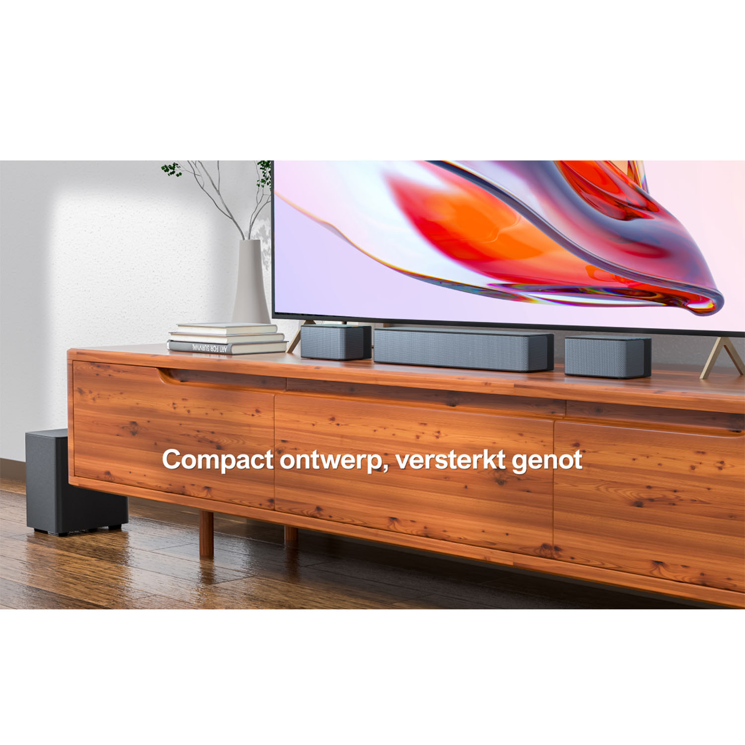 Un salon avec une TV, des enceintes et un caisson de basses. Texte : 'Compact ontwerp, versterkt genot'.