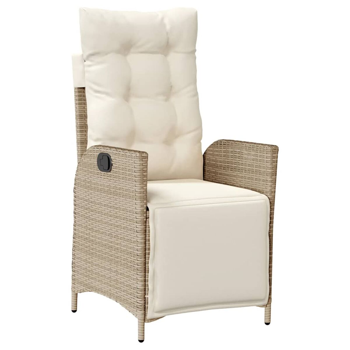 Poltrona reclinabile in rattan beige con schienale alto e cuscino bianco, su sfondo bianco.