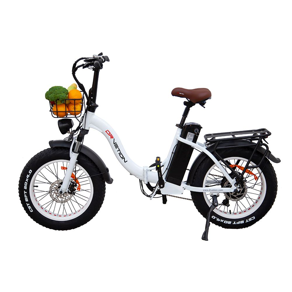 Una bici elettrica bianca e nera con un cestino di frutta. Isolato su bianco.