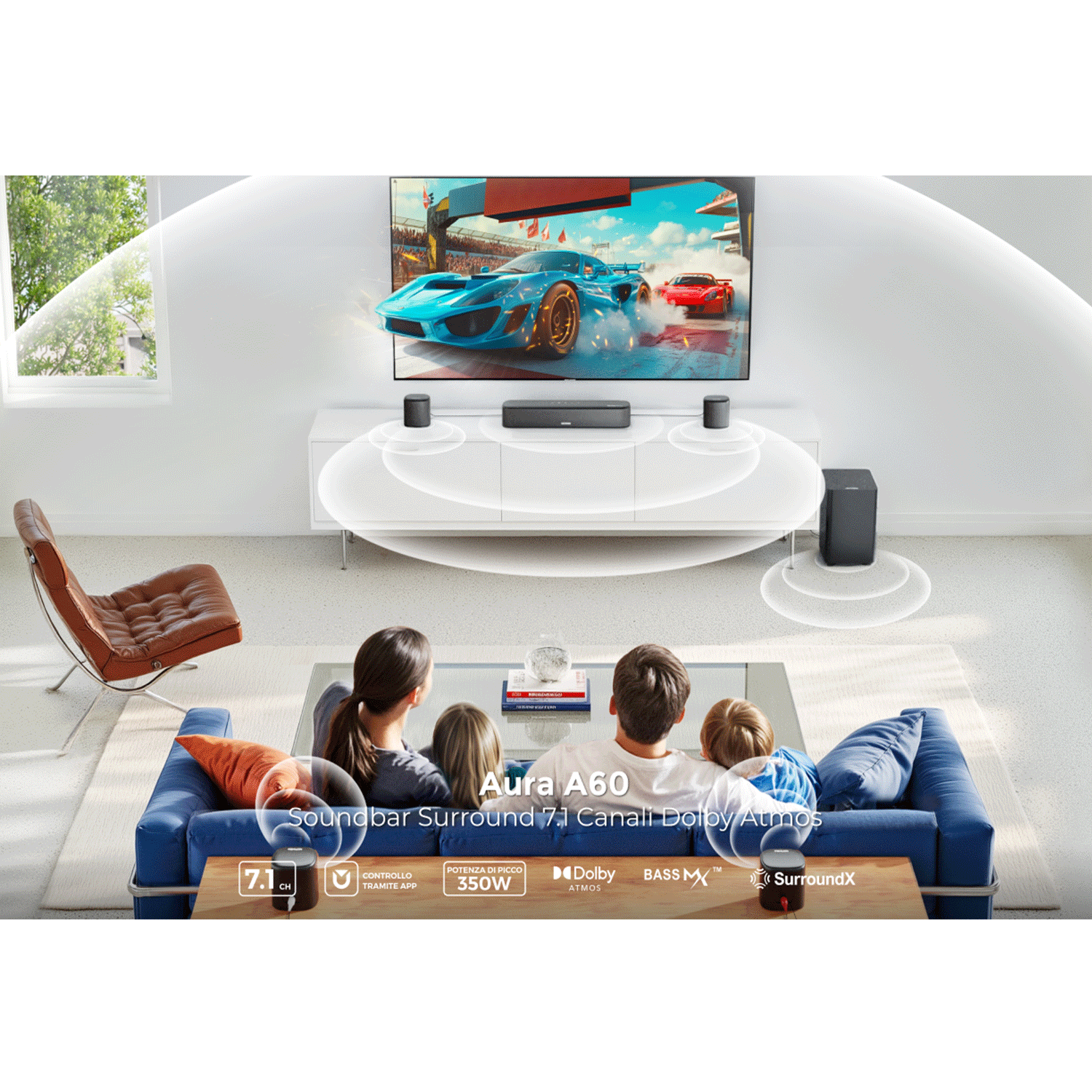 Famiglia su divano blu guarda la TV. Soundbar, subwoofer e altoparlanti nella scena.