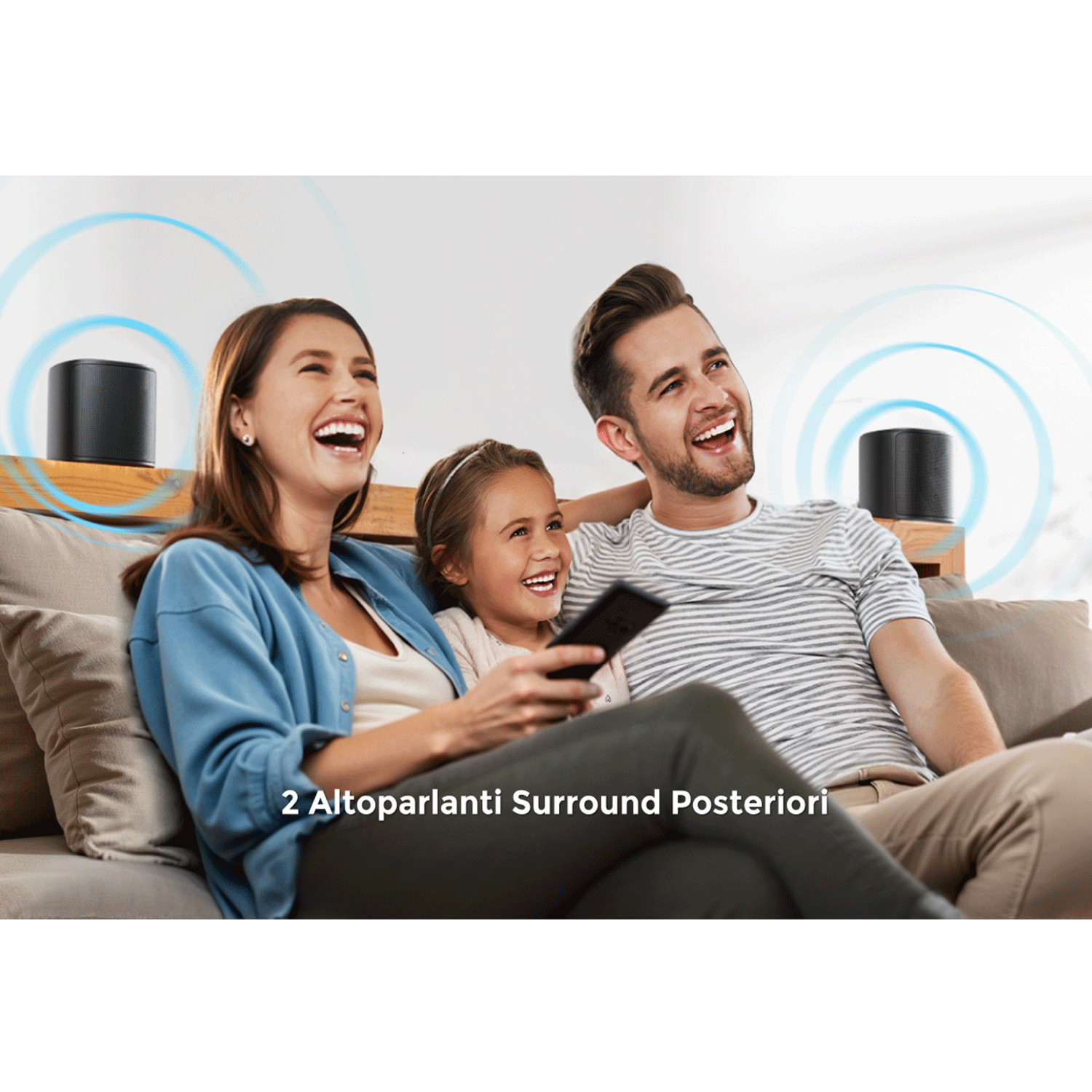 Una famiglia, che guarda la tv con due altoparlanti laterali.