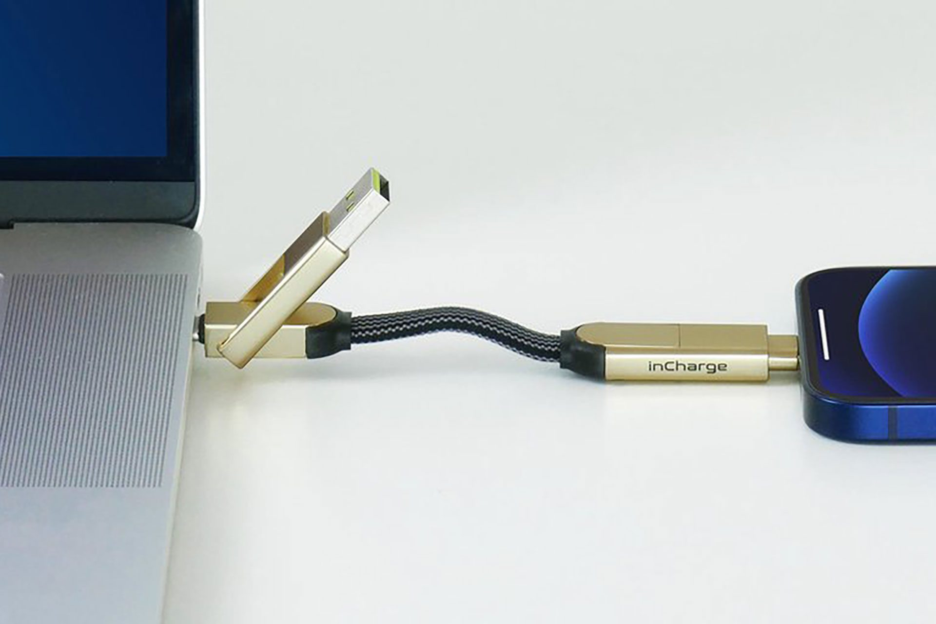 Laptop en telefoon verbonden door een gouden inCharge oplaadkabel.