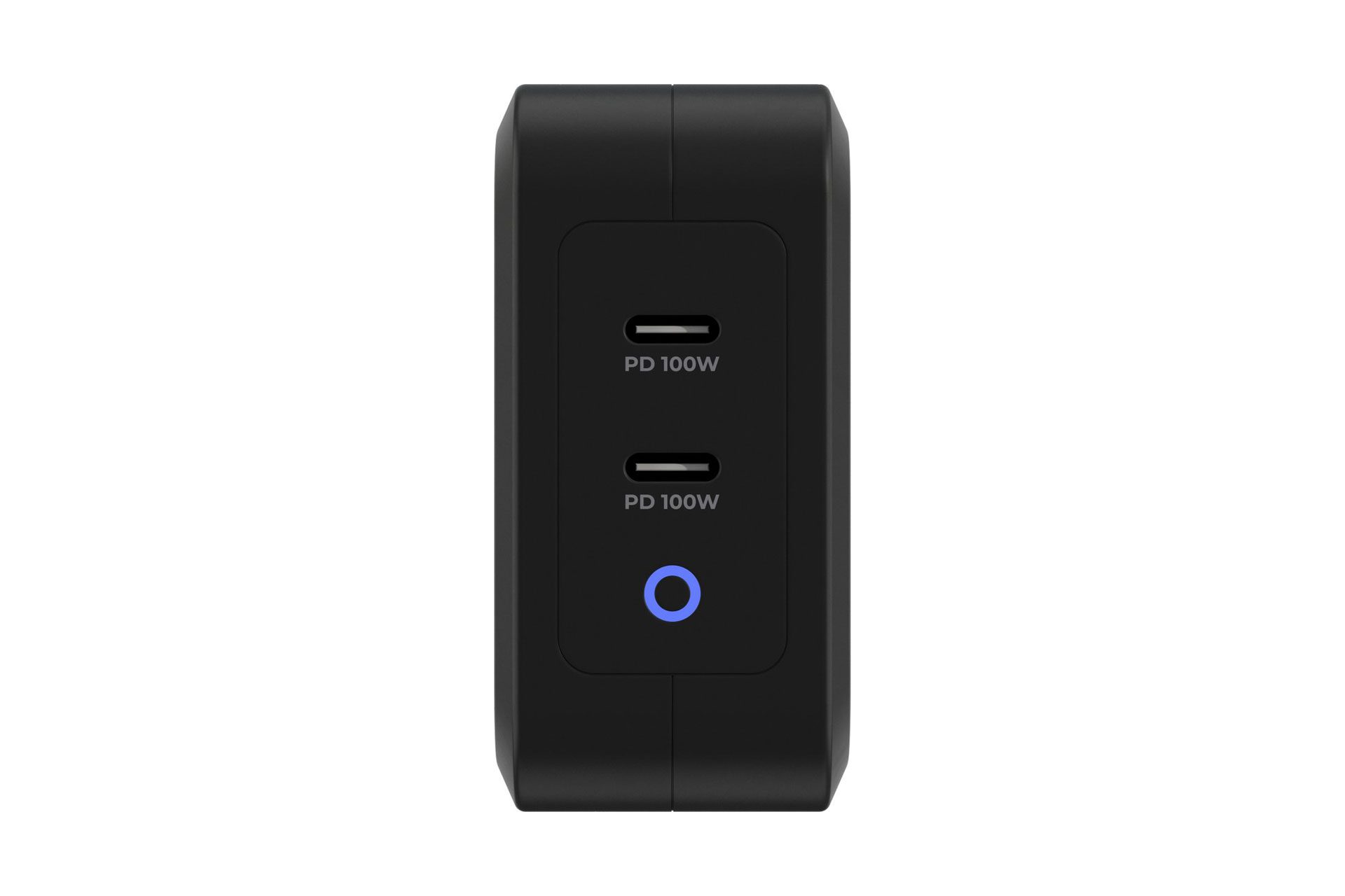 Een zwarte voedingsadapter met twee USB-C-poorten, gemarkeerd PD 100W, en een blauwe aan/uit-knop.