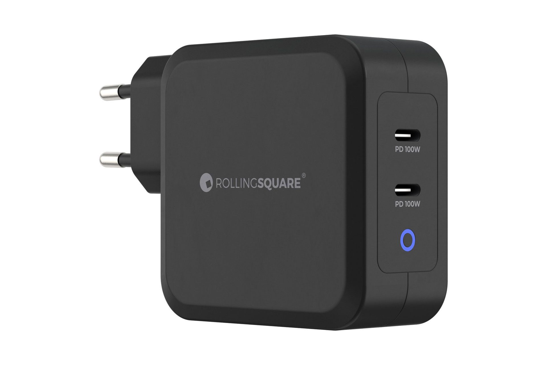 Zwarte voedingsadapter met twee USB-C-poorten en een logo.