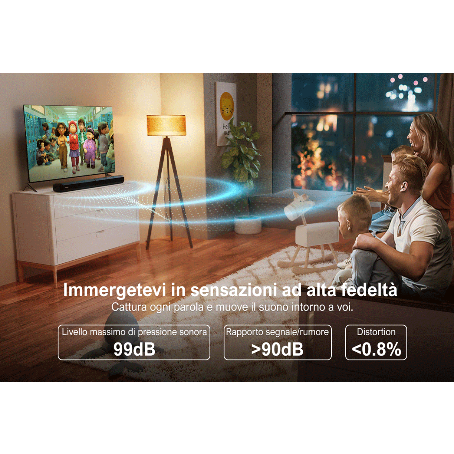 Una famiglia guarda la TV in un soggiorno con soundbar e specifiche.