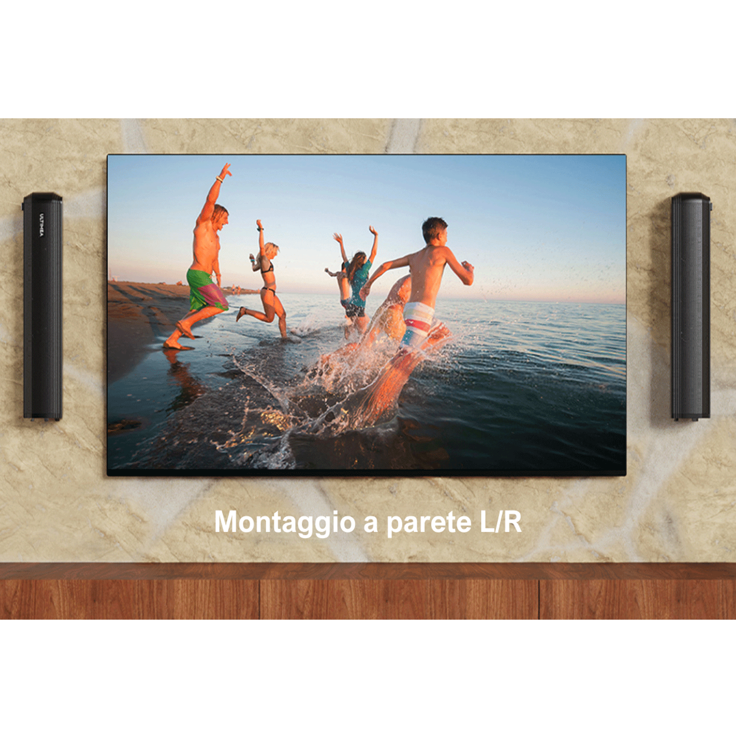 Schermo TV con persone che saltano in acqua. Due altoparlanti a torre, montaggio a parete.
