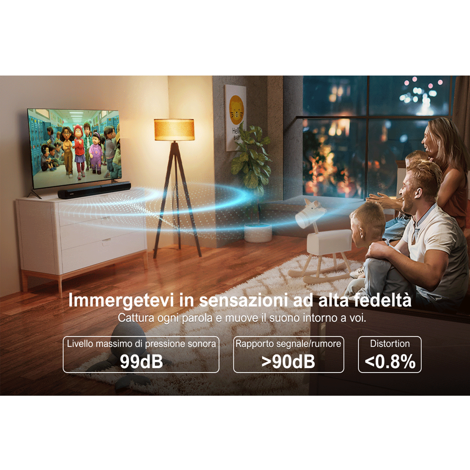 Una famiglia guarda la TV. Una soundbar sotto la TV, con testo intorno.