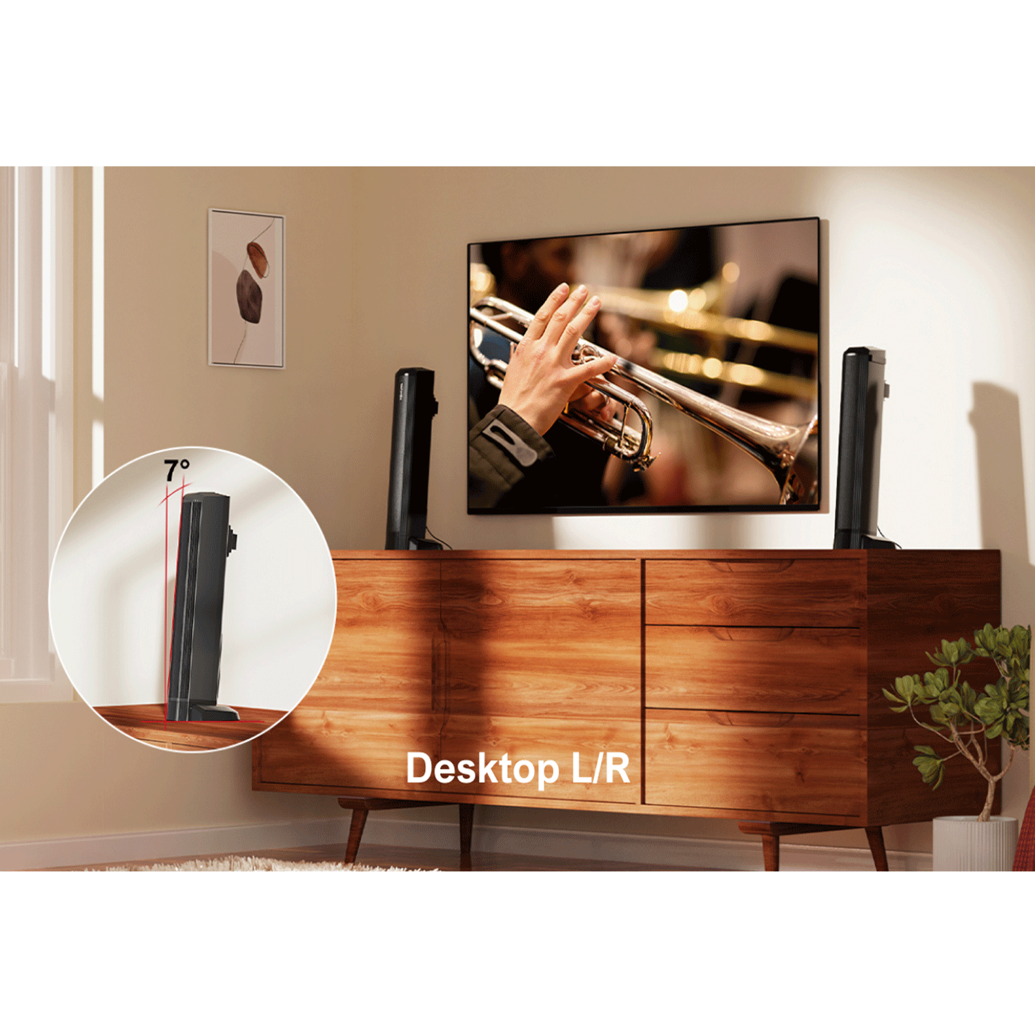 TV mostra un trombettista. Due altoparlanti neri su un mobile in legno. Testo: 'Desktop L/R'.