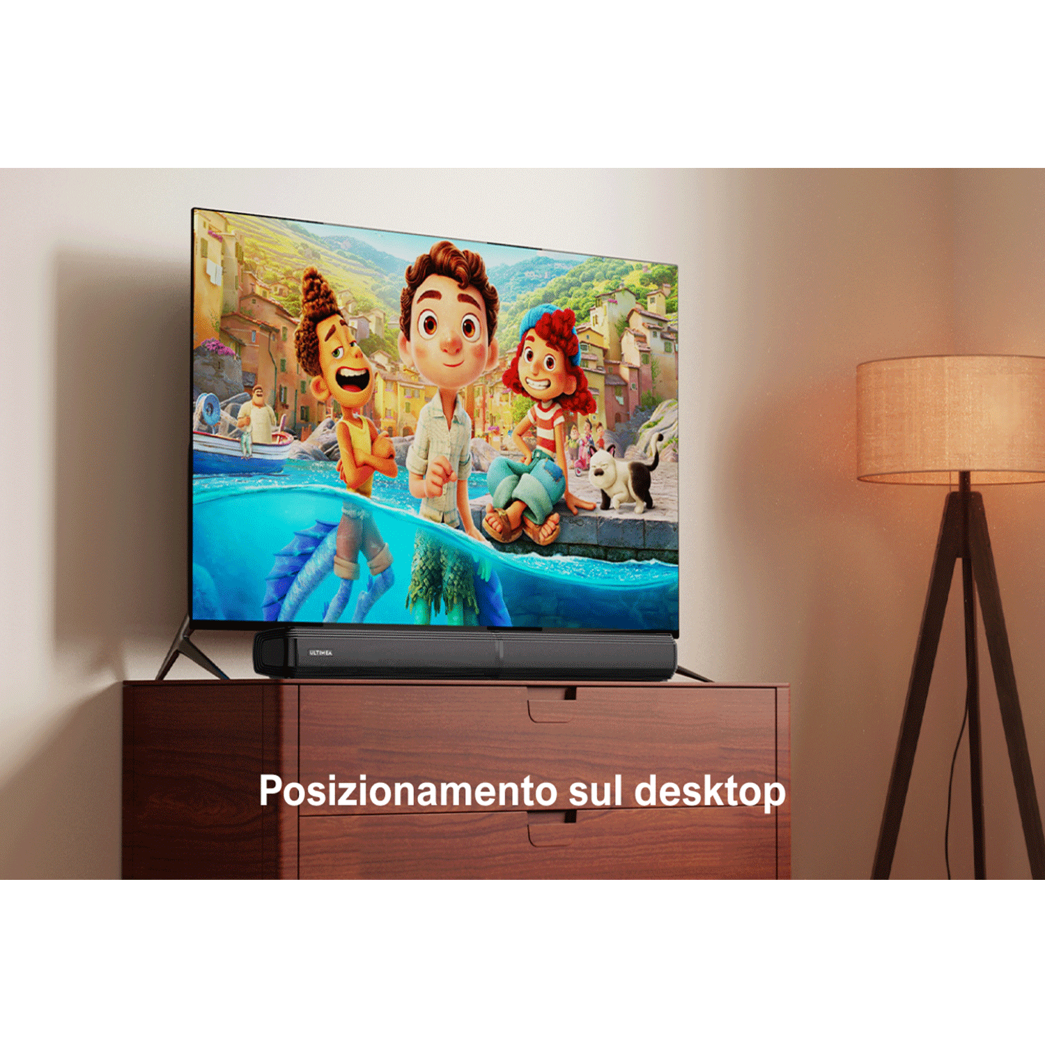 Un televisore mostra un cartone animato, con una soundbar sotto e una lampada a destra.