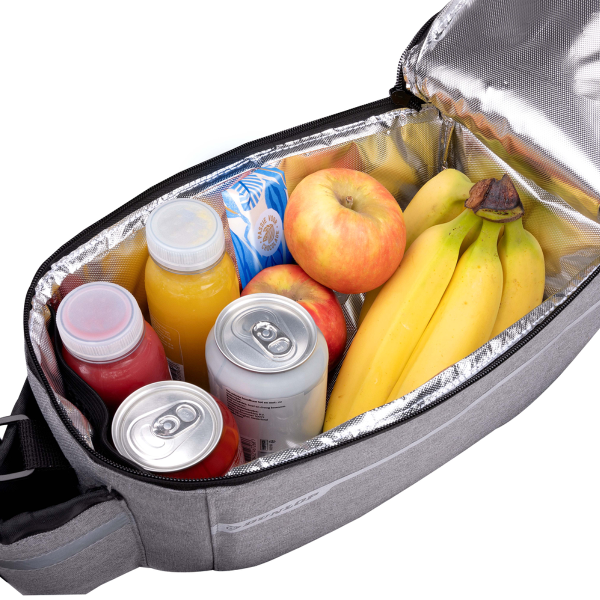 Een grijze koeltas is open en gevuld met voedsel: sap, appels, bananen en drankjes.