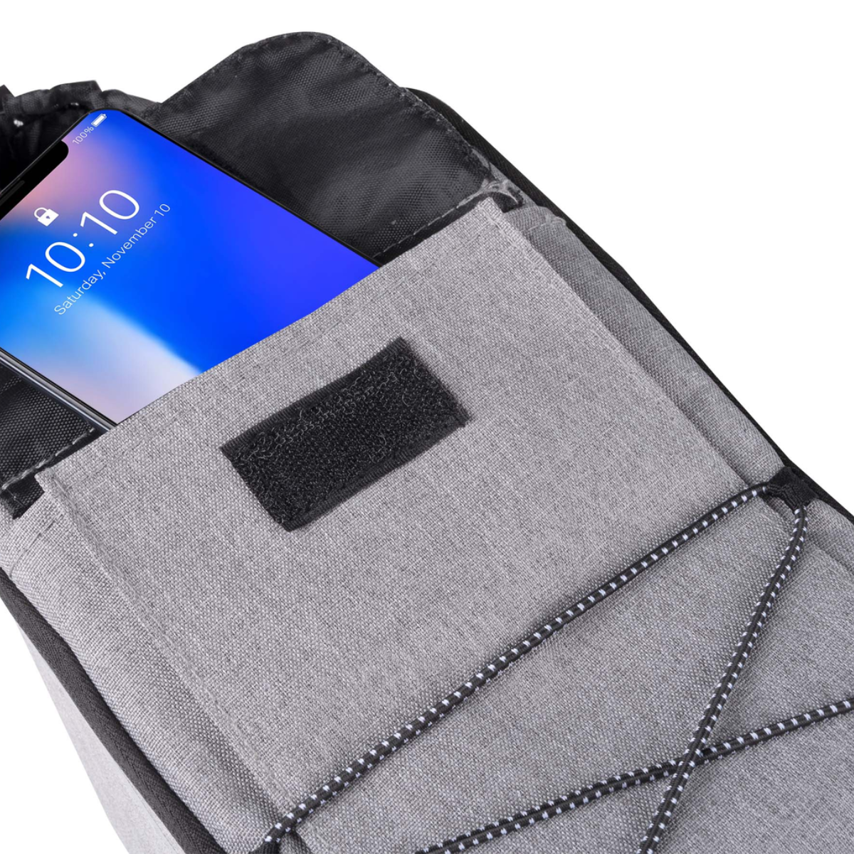 Een grijze tas met een smartphone die 10:10 weergeeft. De tas heeft een klittenbandsluiting en een zwart koord.