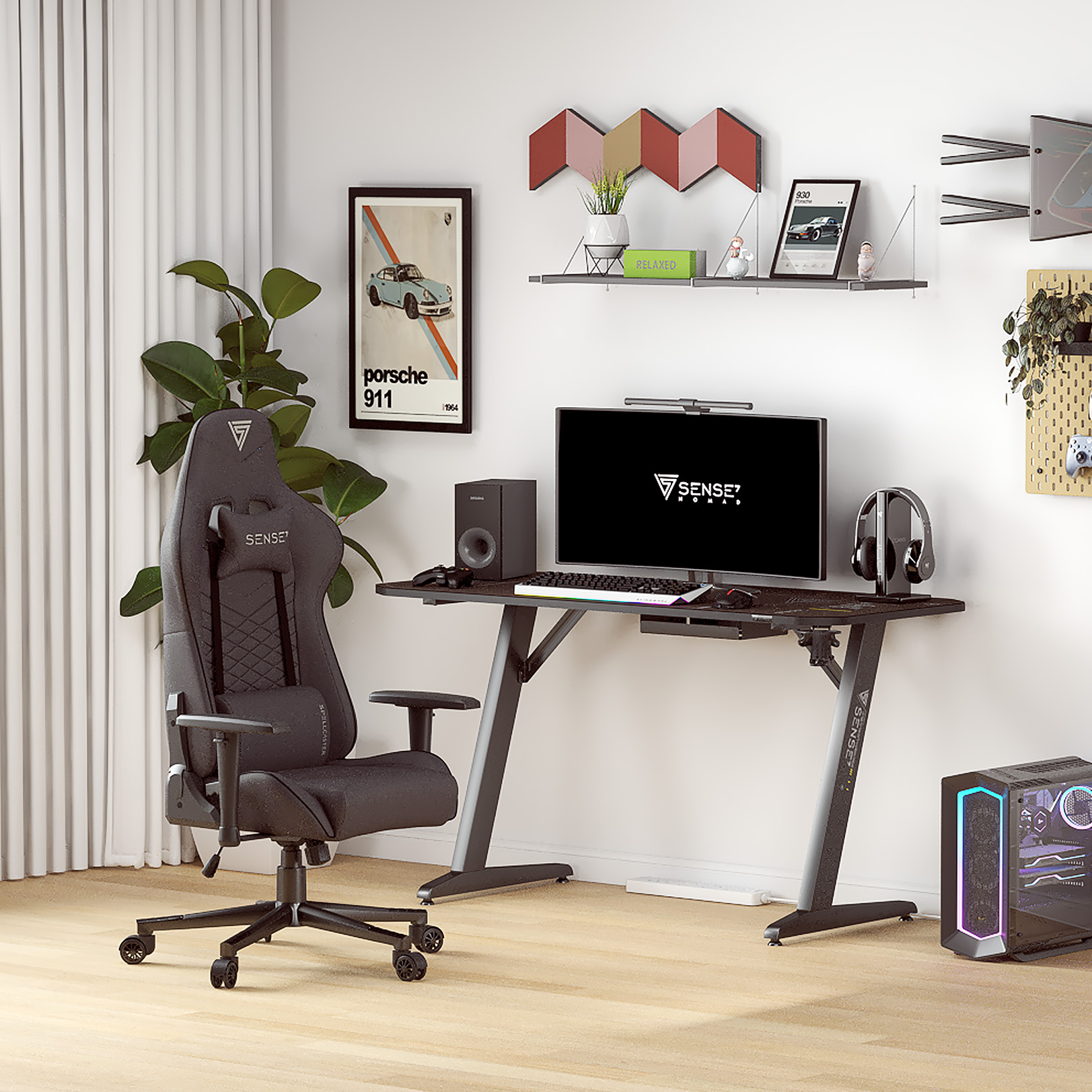 Modernes Home-Office-Setup mit Schreibtisch, Computer, Stuhl und Dekoration.