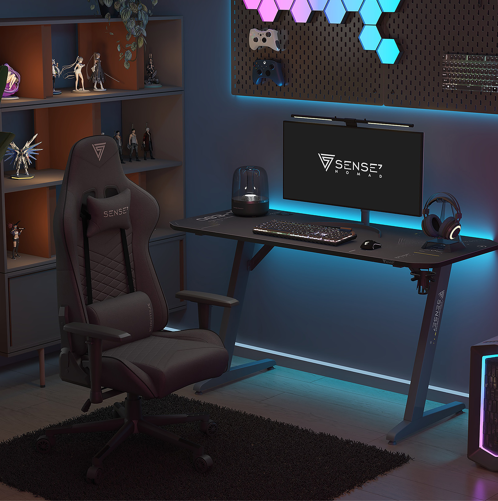 Ein Gaming-Setup mit schwarzem Schreibtisch, Gaming-Stuhl, Monitor und Zubehör.
