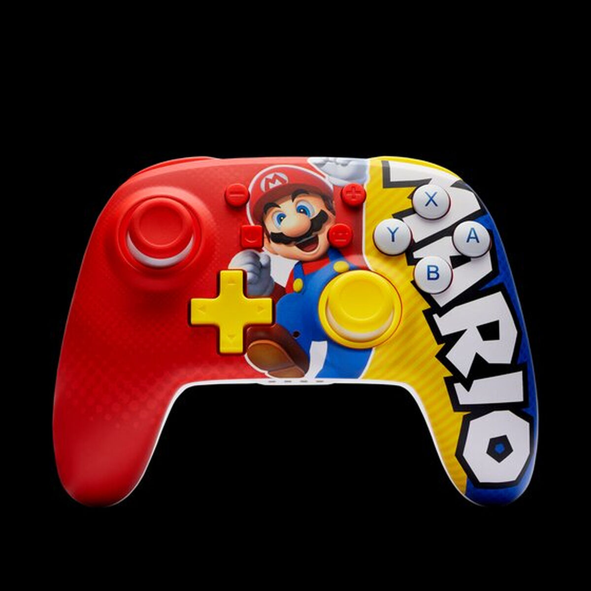 Un controller Mario rosso e giallo con l'immagine di Mario, su sfondo nero.