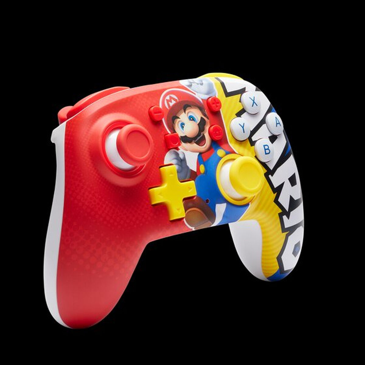Controller di gioco a tema Mario rosso e bianco con vari pulsanti, isolato su nero.