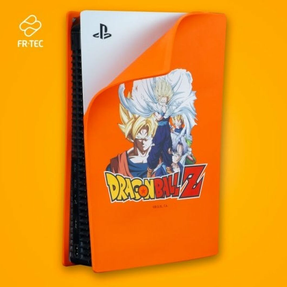 Piel de consola PS5, naranja con personajes de Dragon Ball Z. La consola es visible.