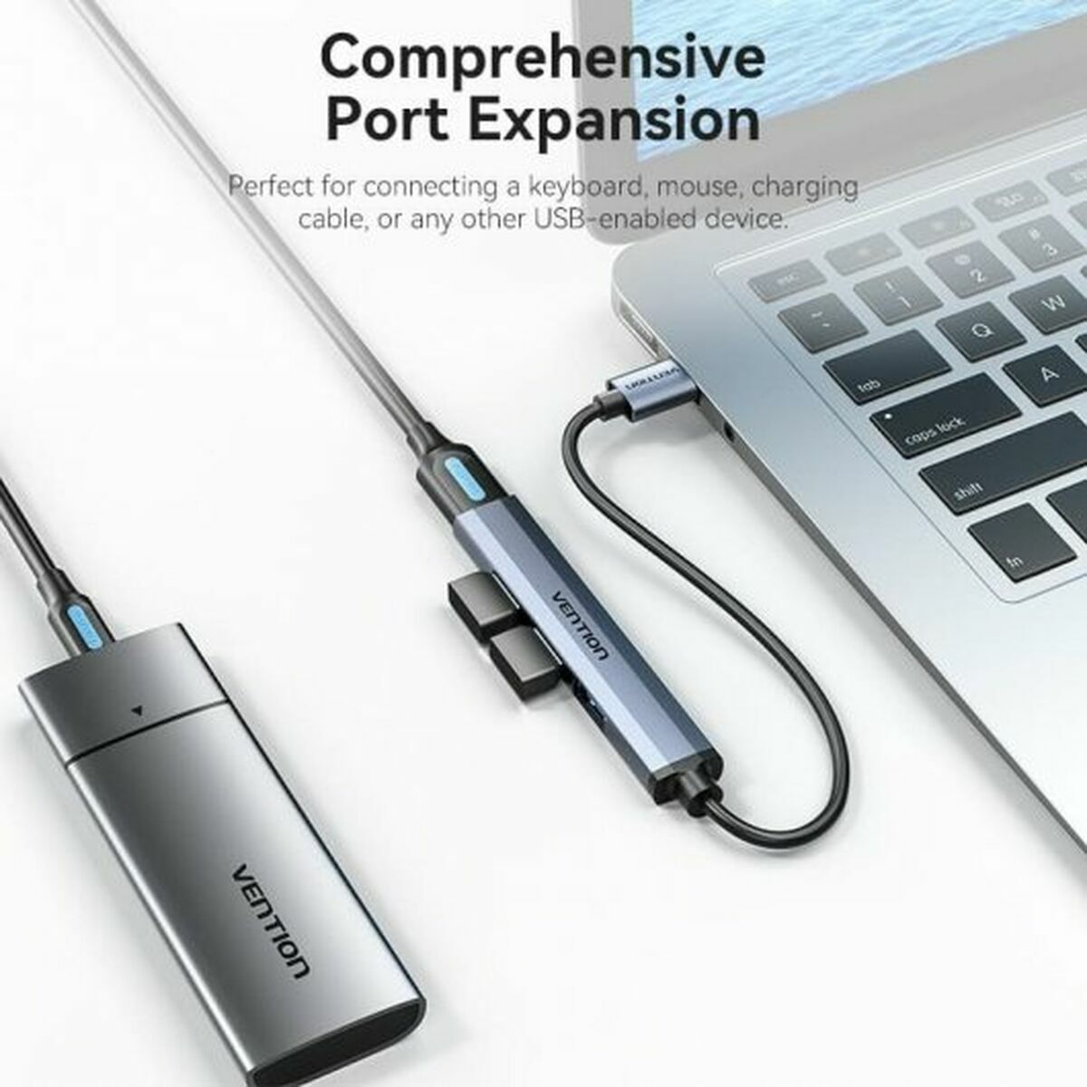 Ein Laptop mit angeschlossenem Vention-Hub. Eine silberne externe Festplatte ist ebenfalls angeschlossen.