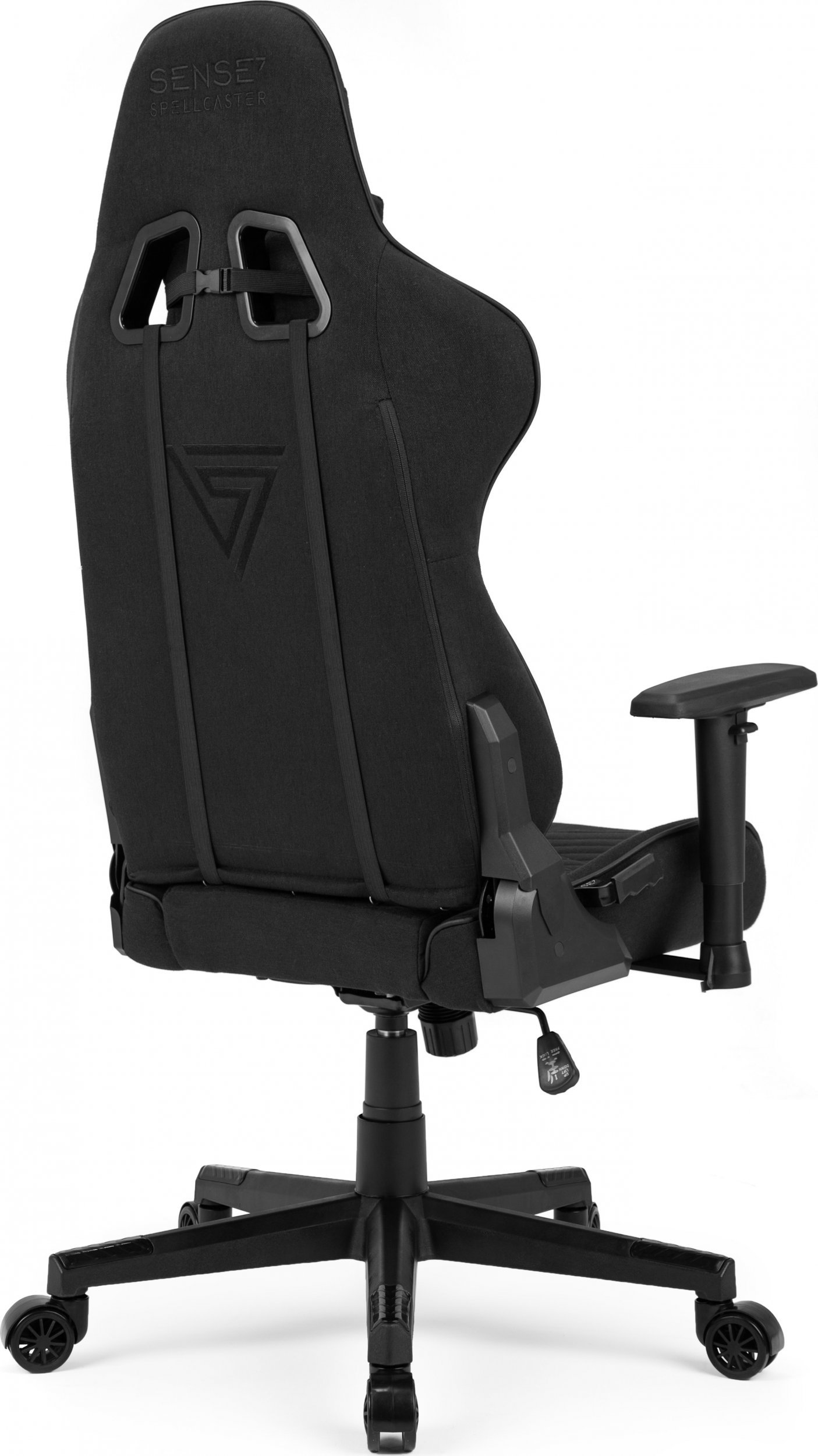 Schwarzer Gaming-Stuhl von hinten, mit Kopfstütze, Rückenlehne, Rollen und Bedienelementen.