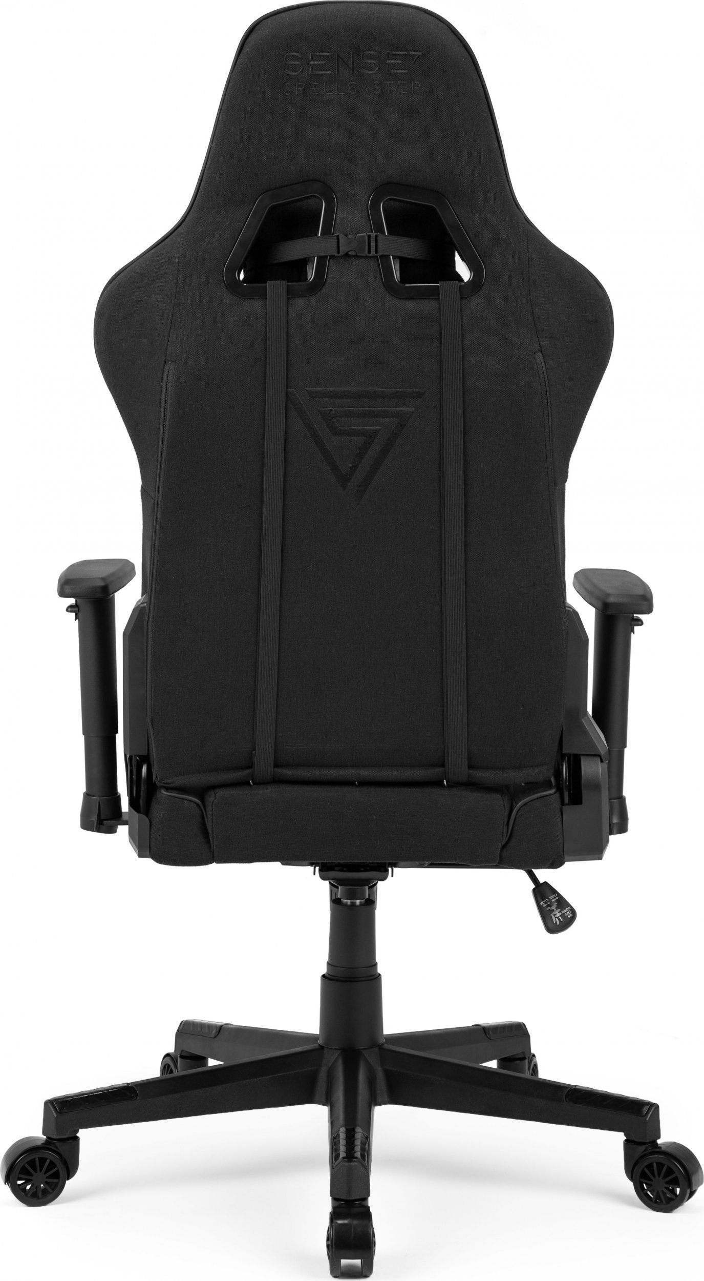 Ein schwarzer Gaming-Stuhl, dessen Rücken zur Kamera zeigt. Mit Sense7-Logo auf dem Rücken.