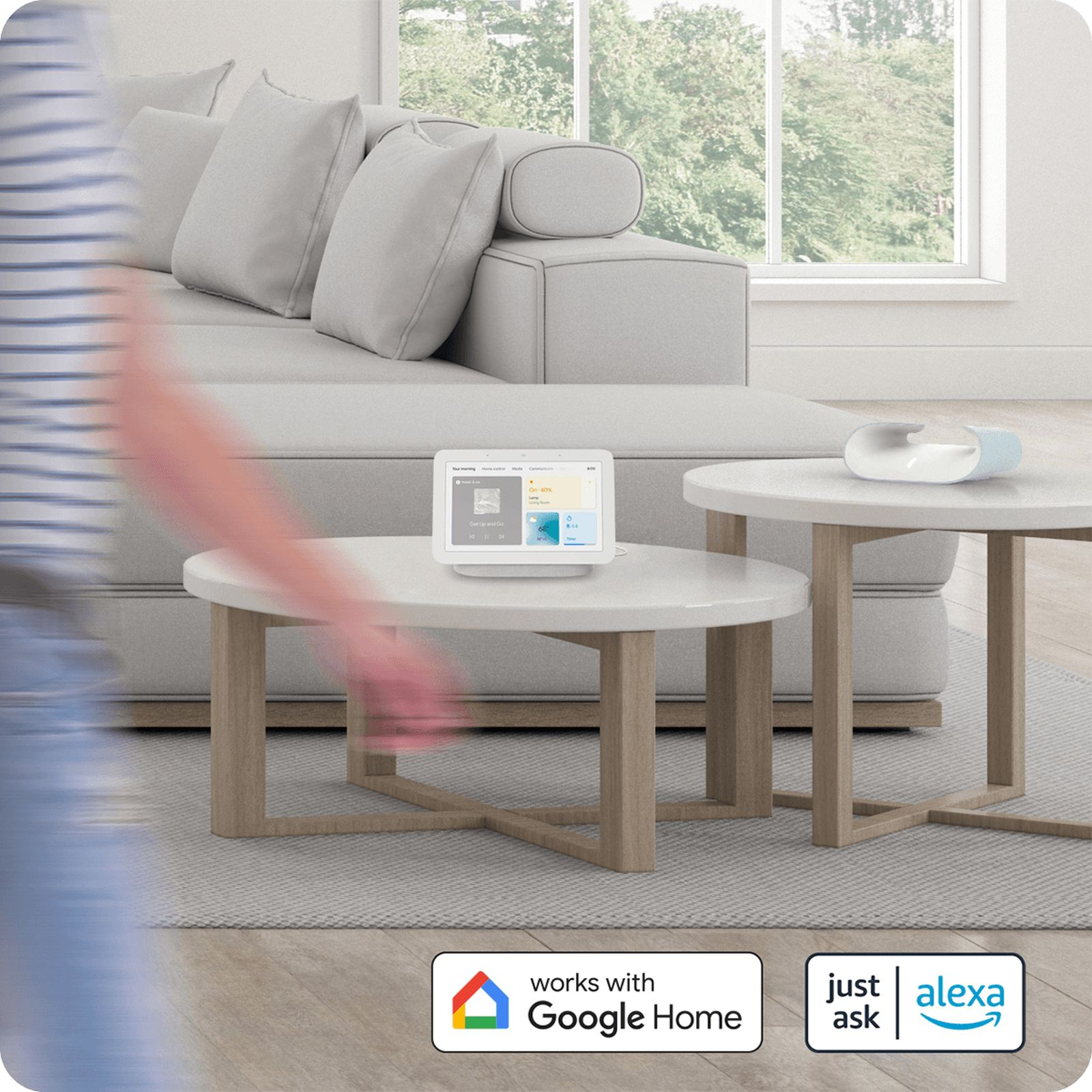 Inteligentne urządzenie domowe stoi na stole. Osoba idzie w tle.