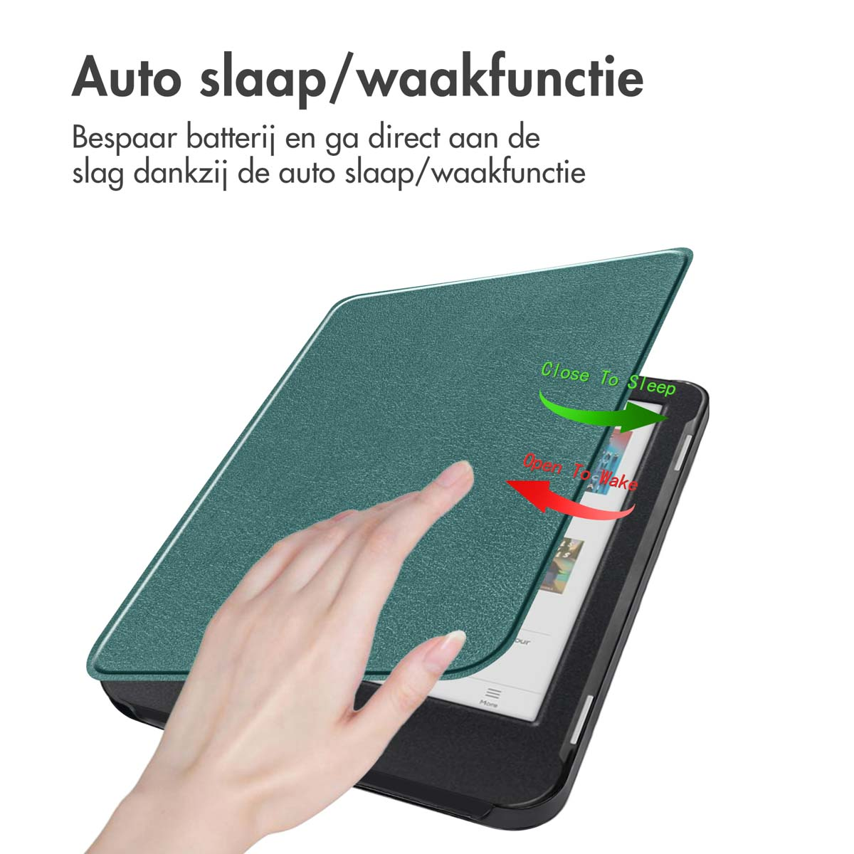 Une main ouvre une tablette avec une couverture verte. L'écran affiche du texte.