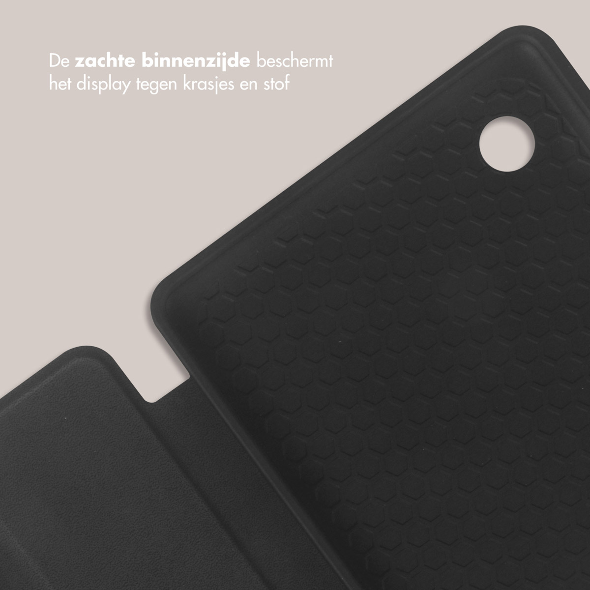 Zwarte tablethoes met zacht interieur, open om het scherm te onthullen.
