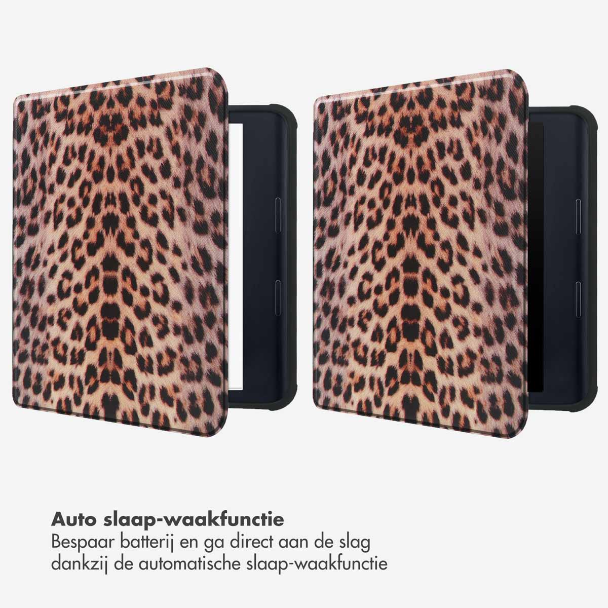 Twee e-reader covers met een luipaardprint ontwerp, open, waardoor de e-reader zichtbaar is.