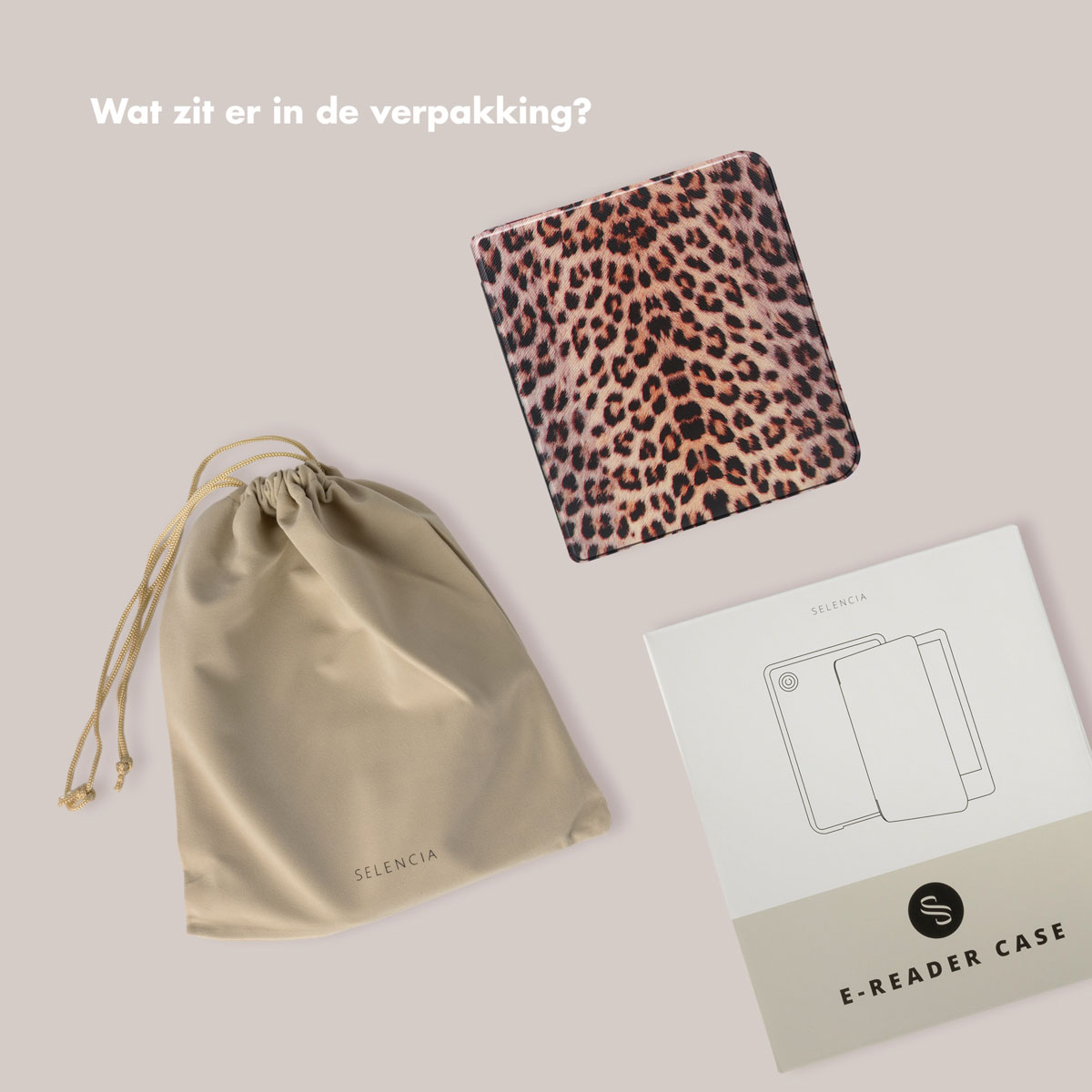 Een e-readerhoes en een zakje met een boek erin op een lichte achtergrond.