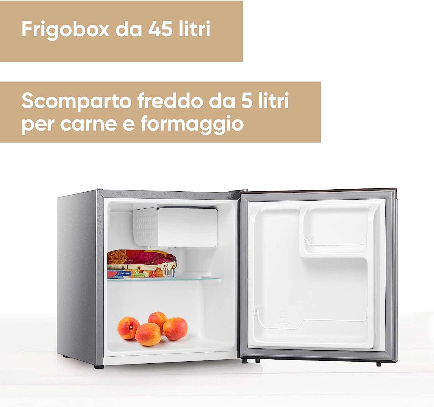 Kleiner Kühlschrank mit offener Tür, zeigt Regale mit Pfirsichen und einem Tiefkühlprodukt.