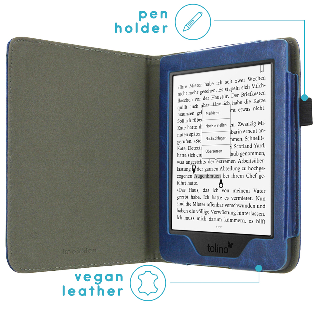 Étui bleu pour liseuse avec porte-stylo et étiquette en cuir végétal. La liseuse ouverte affiche du texte.