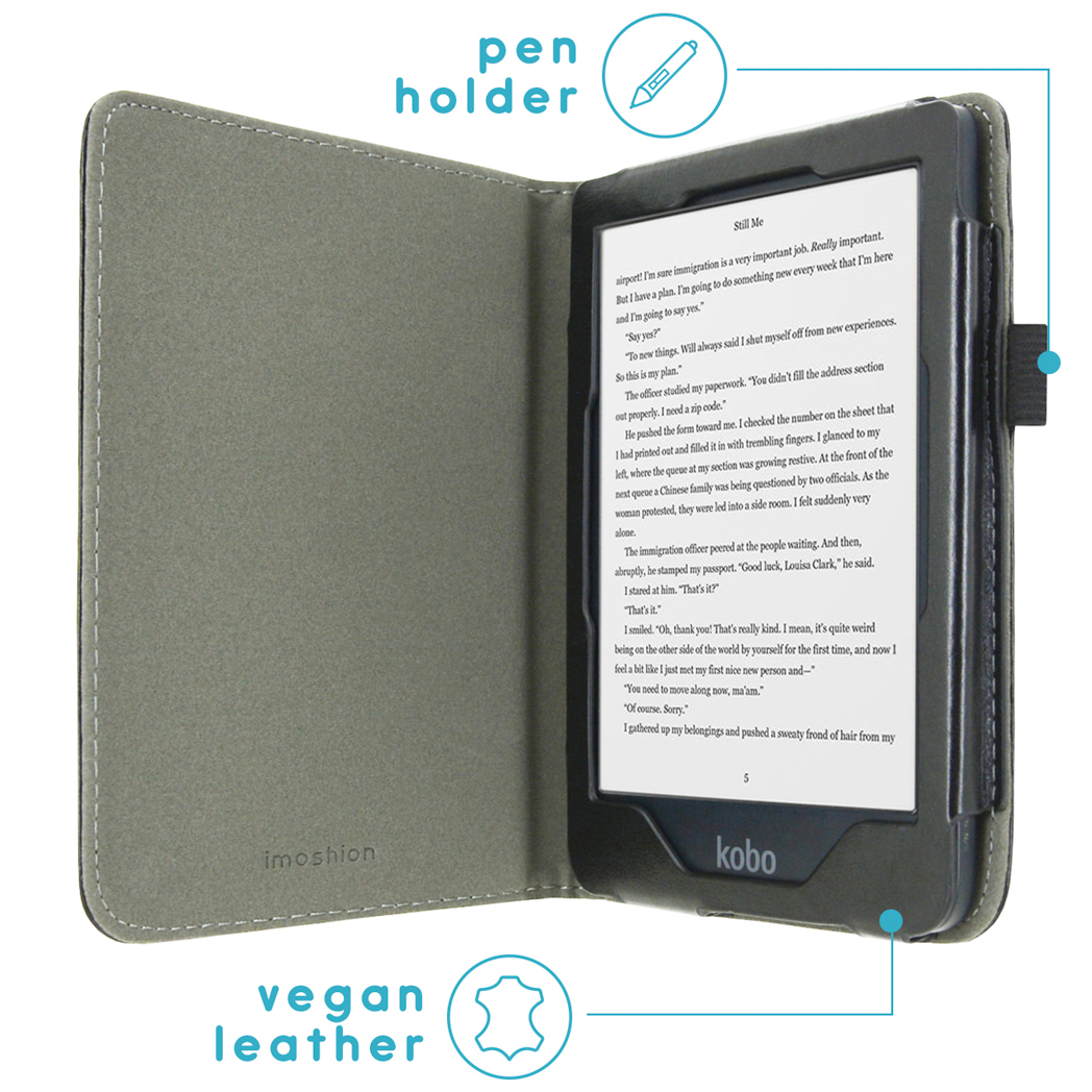 Open e-reader met tekst zichtbaar. In een grijze case met een pennenhouder en vegan leder label.