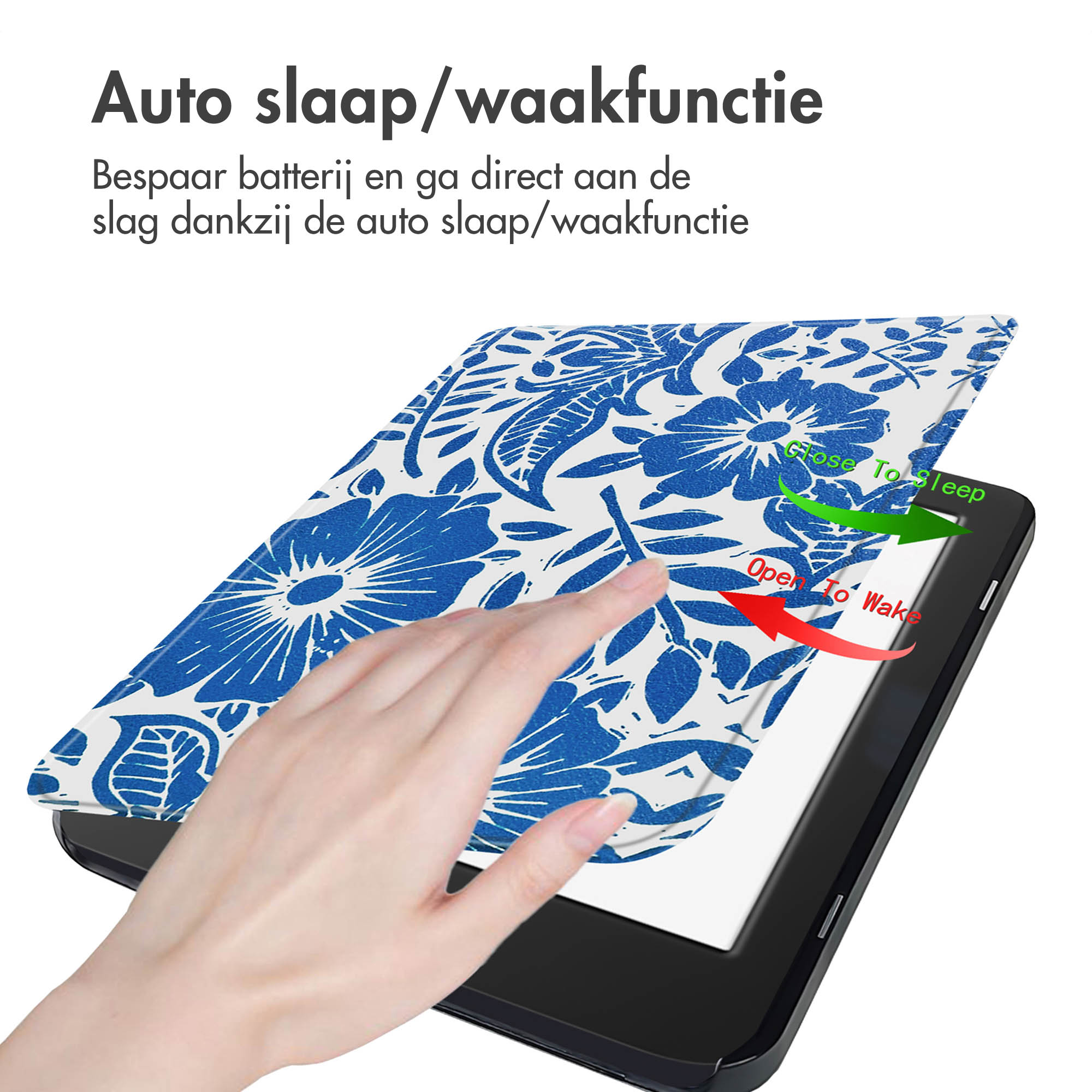 Een e-reader met een blauwe bloemenpatroon hoes. Een hand opent de hoes om het scherm te onthullen.