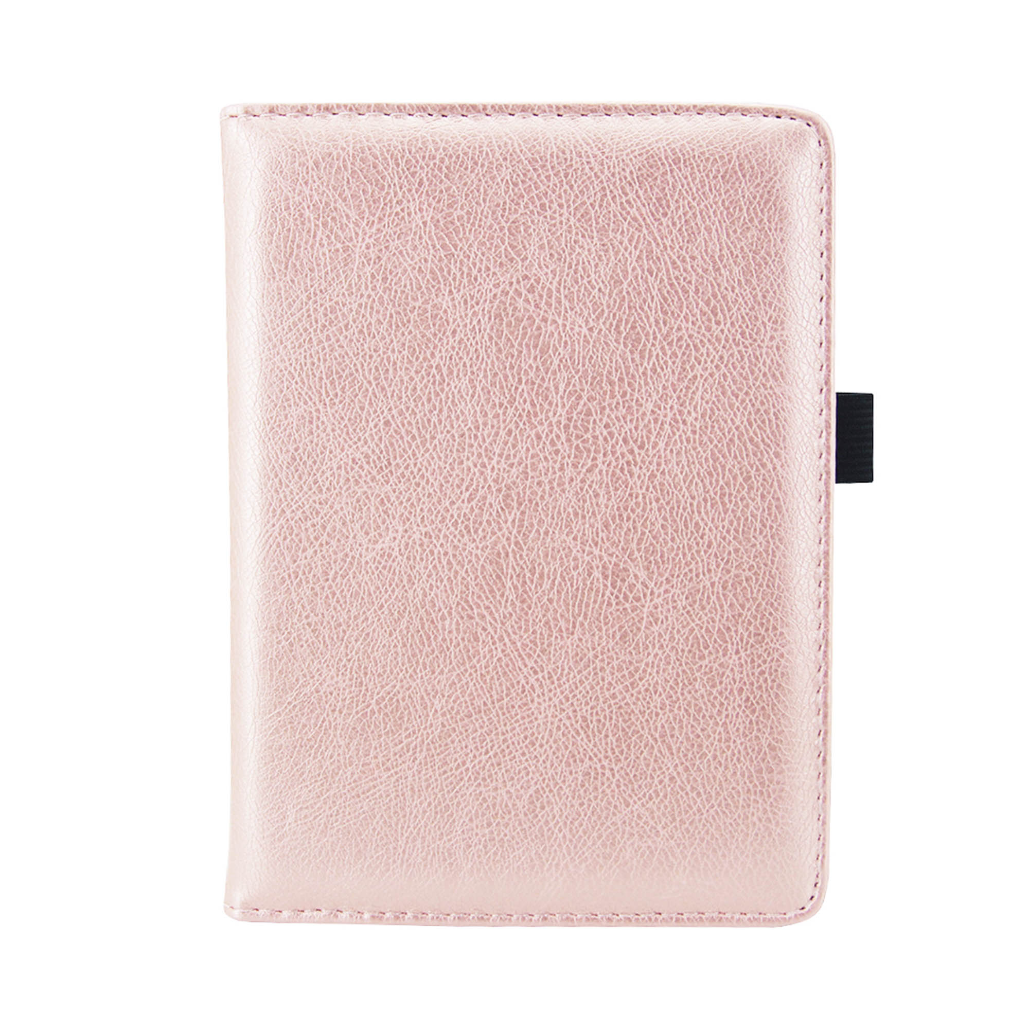 Een roze leren etui. Het is gesloten en heeft een zwarte band aan de rechterkant.