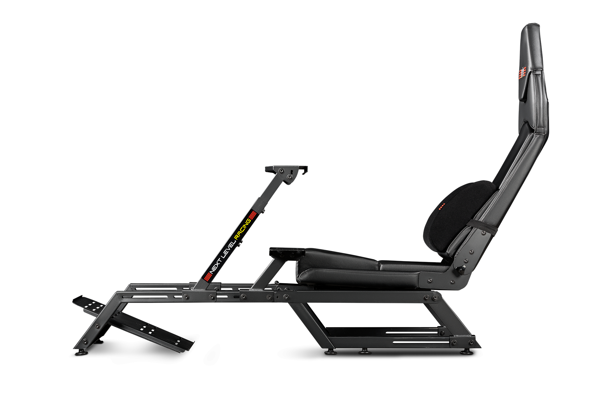 Un asiento de simulador de carreras negro sobre un fondo blanco, con reposacabezas y soporte lumbar.