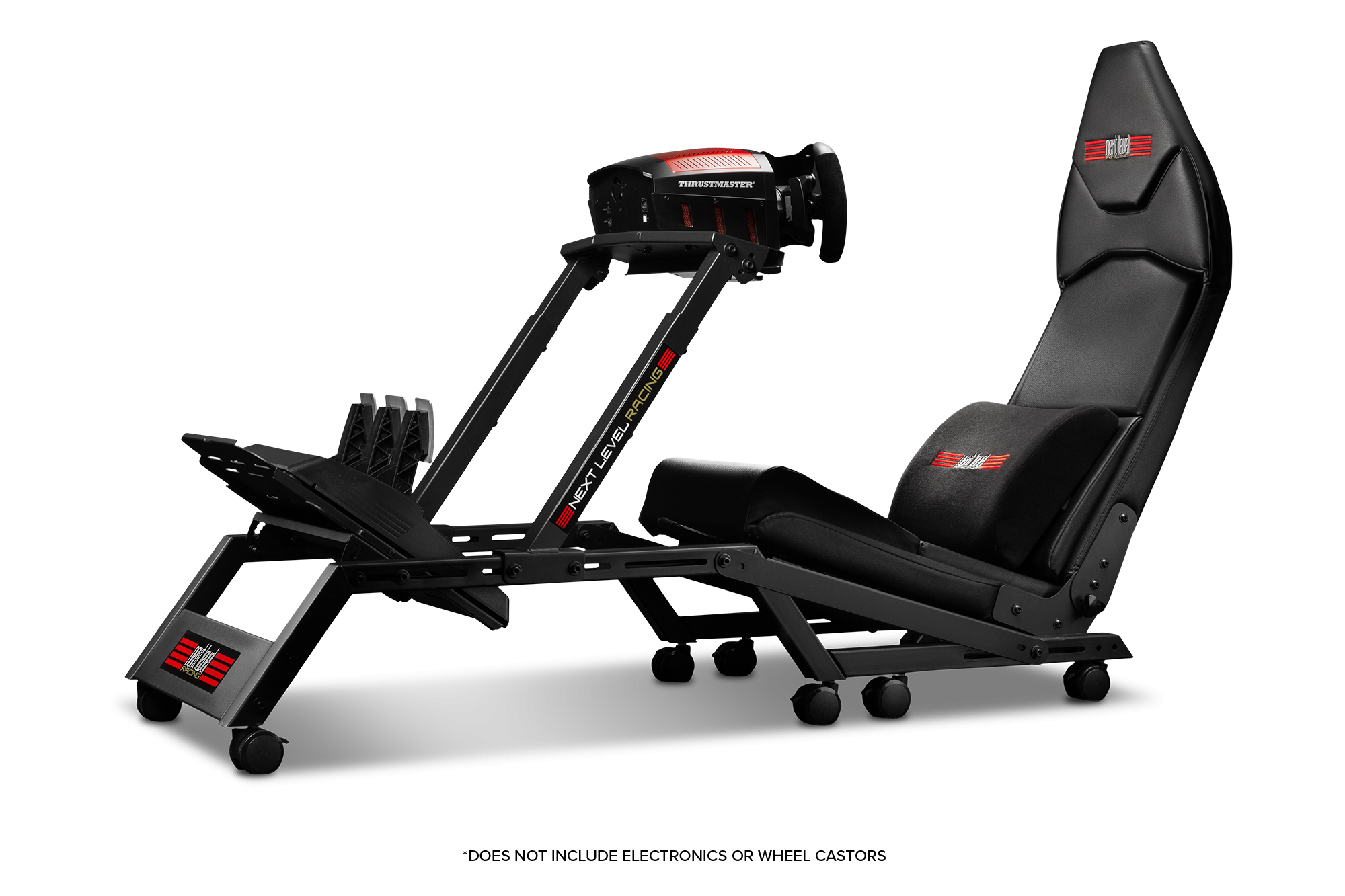Schwarzes Rennsimulator-Setup mit Sitz, Lenkrad und Pedalen auf weißem Hintergrund.