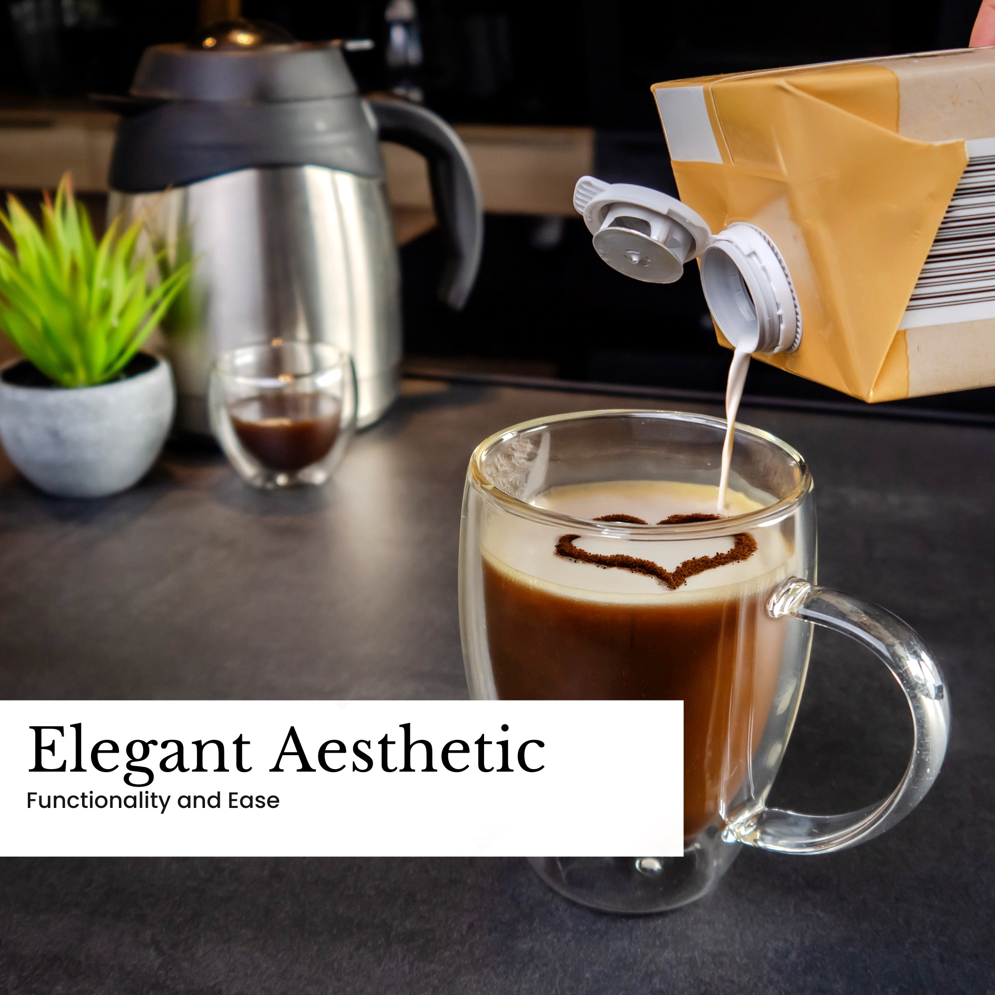 Eine Tasse Kaffee mit Milchschaumkunst wird mit Sahne aus einem Karton gefüllt. Eleganter Ästhetik-Text.