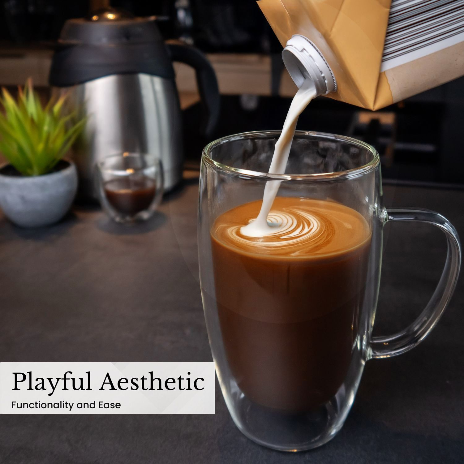 Milch wird in Kaffee in einem transparenten Becher gegossen mit Text: Playful Aesthetic.