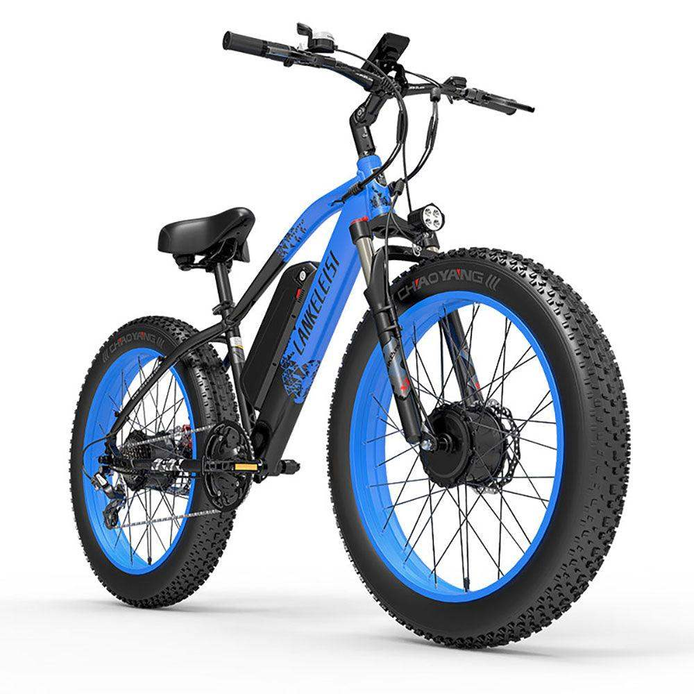 Bicicleta eléctrica azul y negra con neumáticos grandes. La bicicleta está sobre fondo blanco.