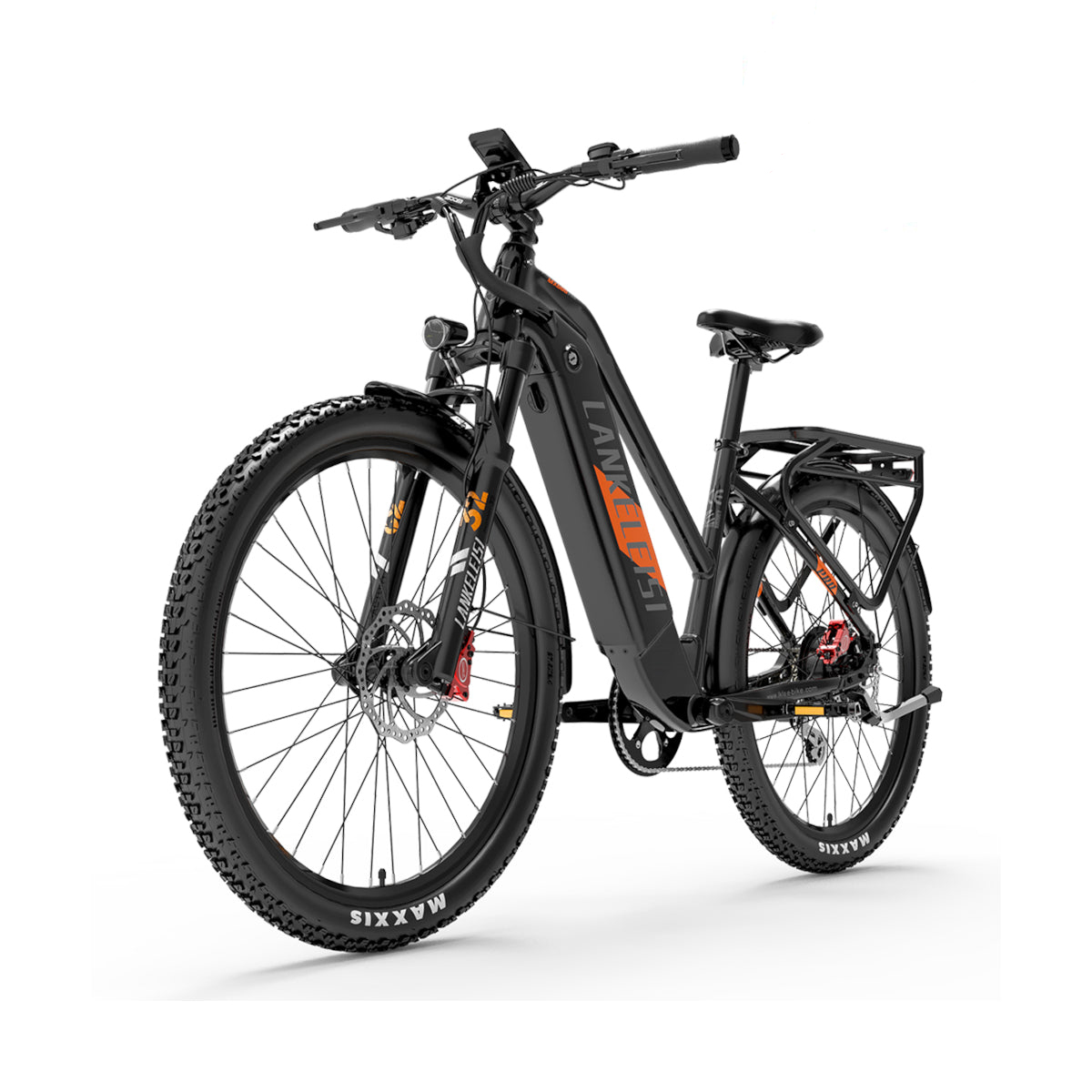Schwarzes und orangefarbenes Elektrofahrrad mit dicken Reifen auf weißem Hintergrund.