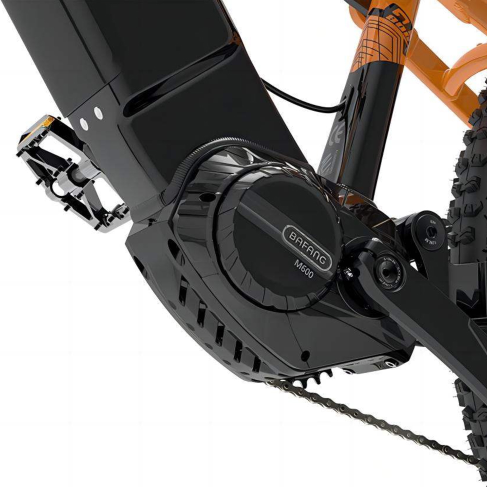 Motore e pedali di una bicicletta elettrica. Motore e catena neri. Telaio arancione e nero.