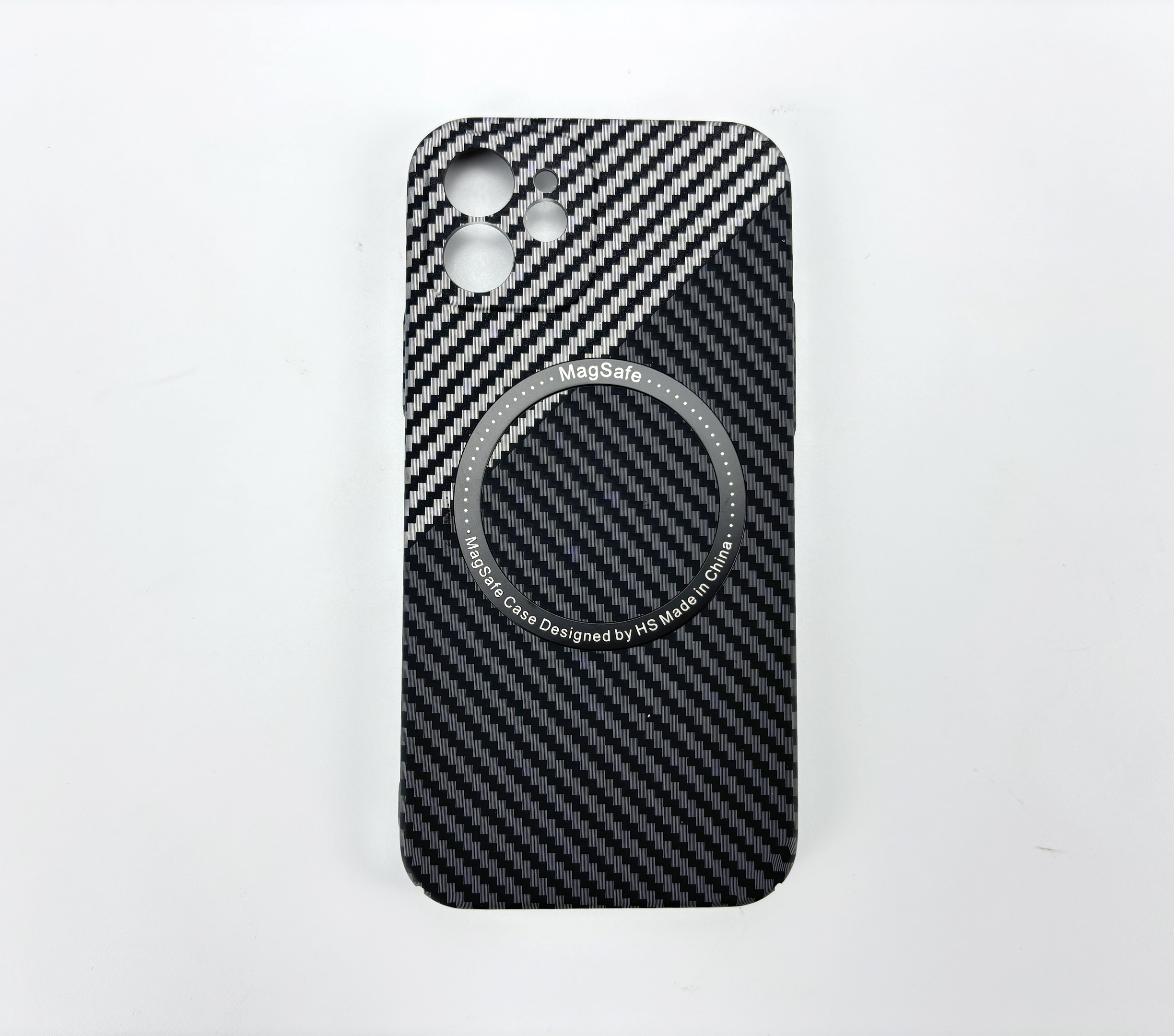 Una custodia per telefono con un motivo in fibra di carbonio, con un design a cerchio MagSafe.