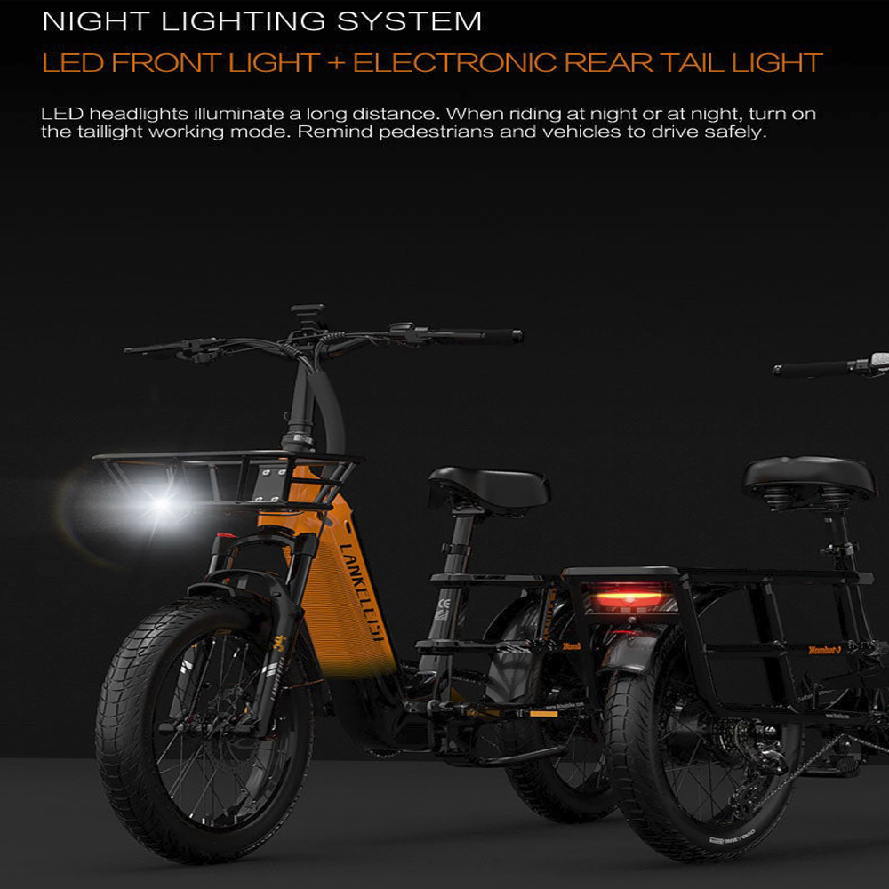 Due biciclette elettriche con luci accese. Una bici arancione con un cestino e una bici nera. Sfondo scuro.