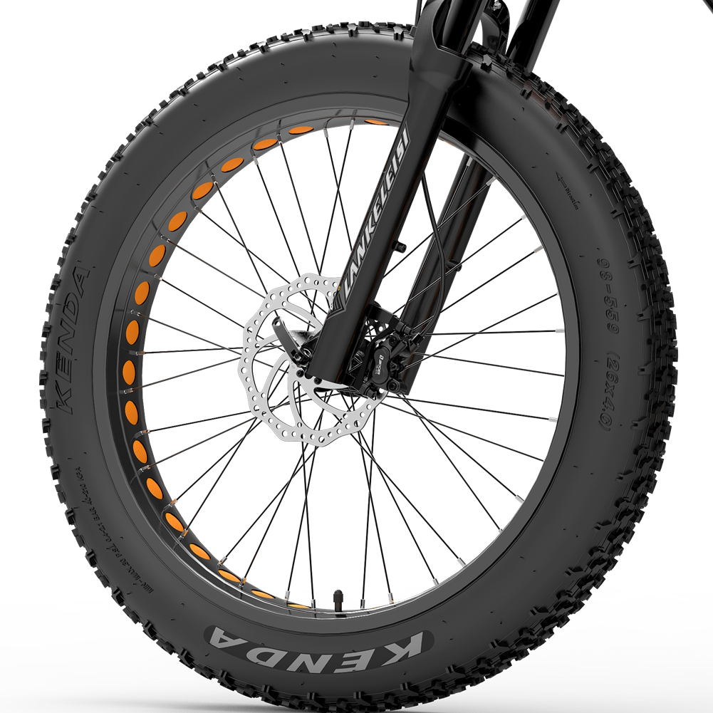 Nahaufnahme eines schwarzen und orangenen Fatbike-Reifens mit Rad und Scheibenbremse.