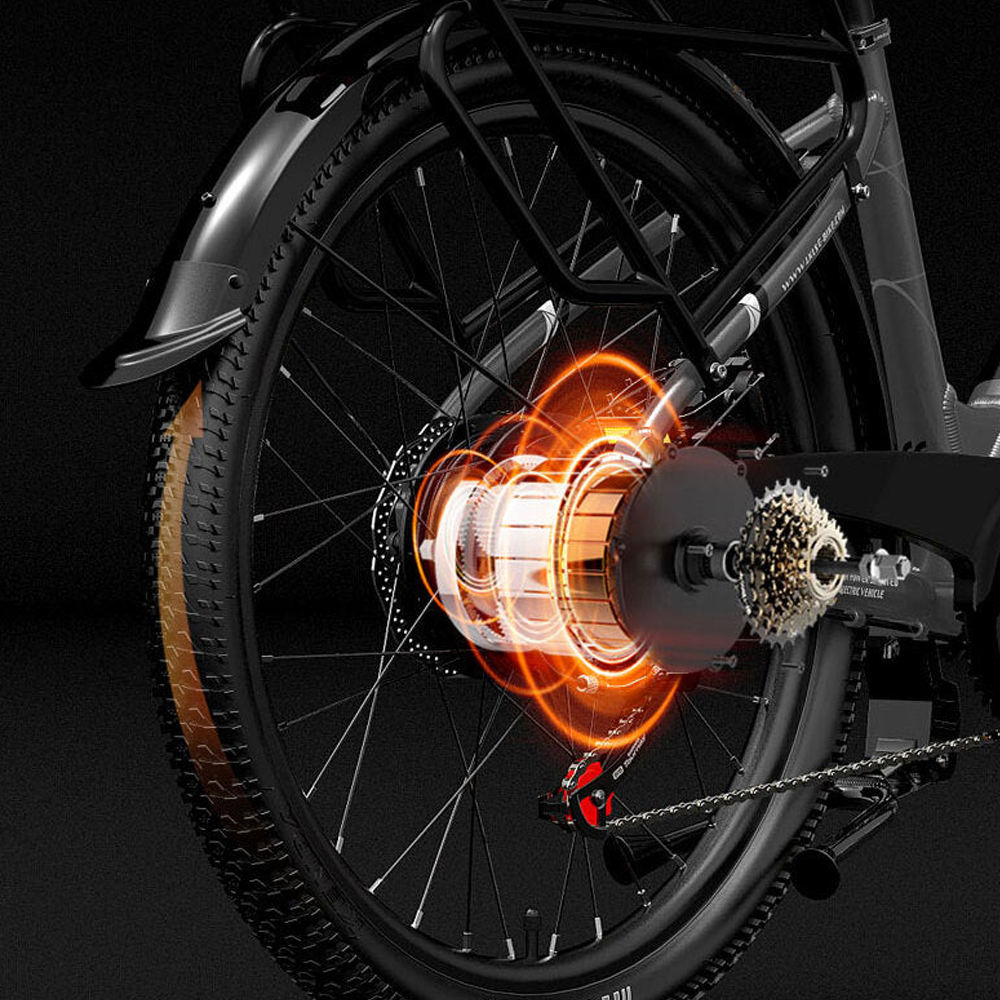 Detalle de la rueda trasera de bicicleta eléctrica con motor brillante, cuadro negro, primer plano.