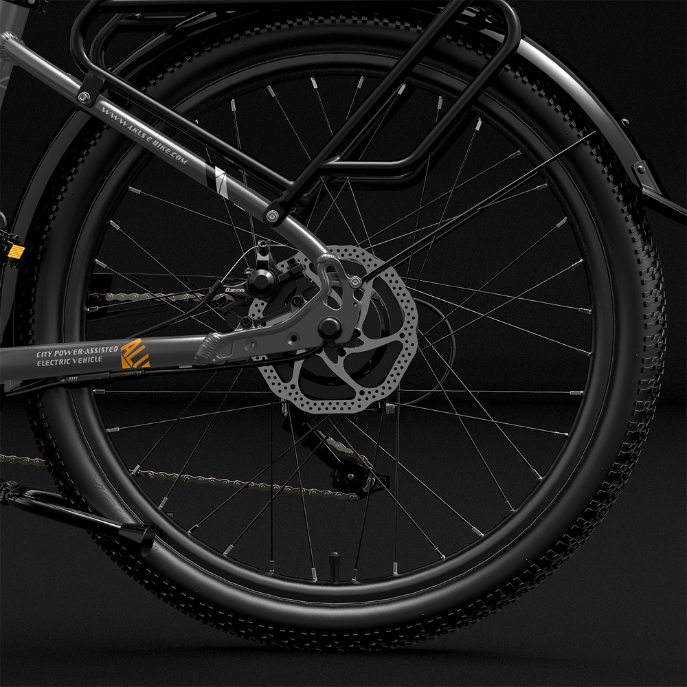 Primer plano de una rueda de bicicleta eléctrica negra con neumático, freno de disco y cadena.