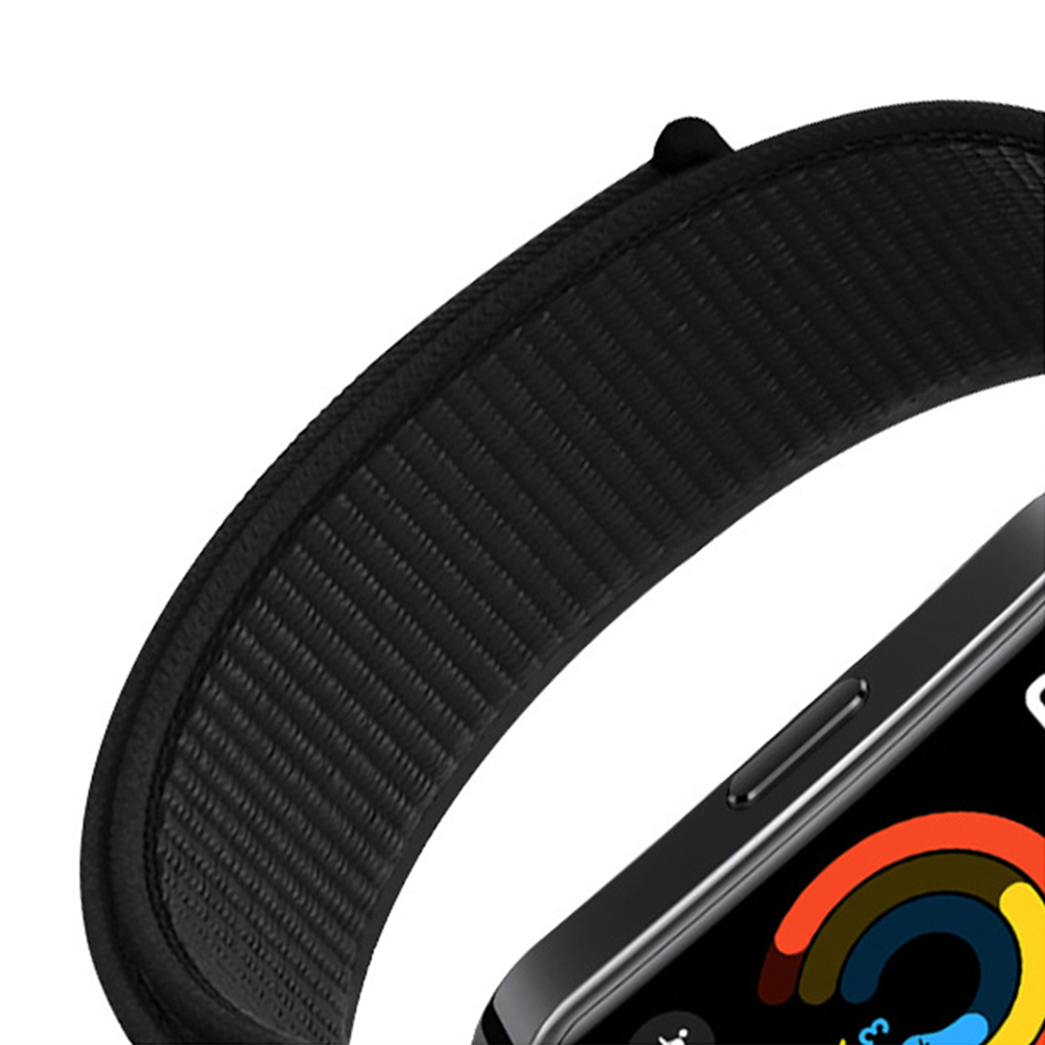 Nahaufnahme eines schwarzen Uhrenarmbands mit strukturierter Oberfläche und einem Teil des Zifferblatts.