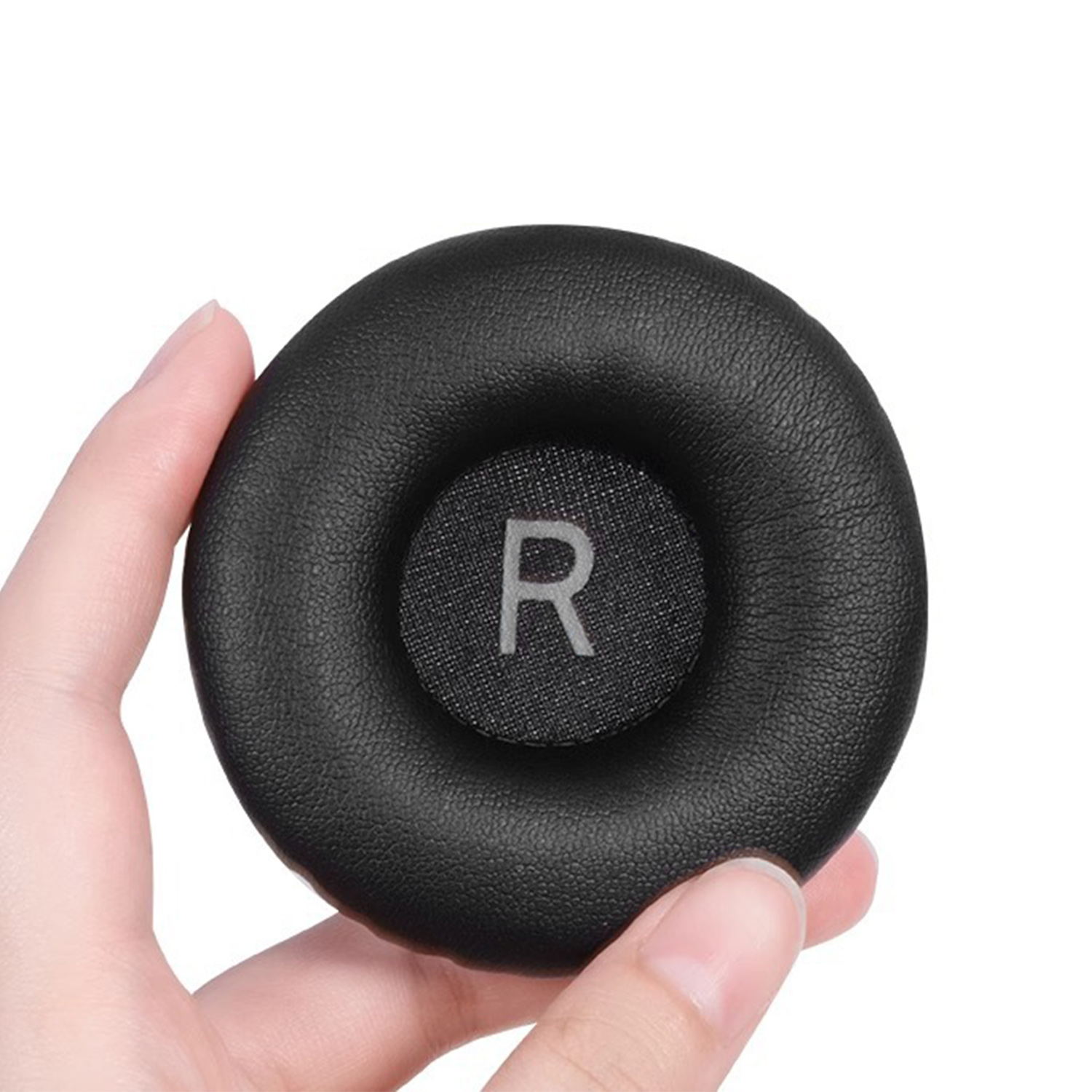 Czarna poduszka do słuchawek z szarą literą 'R' pośrodku.