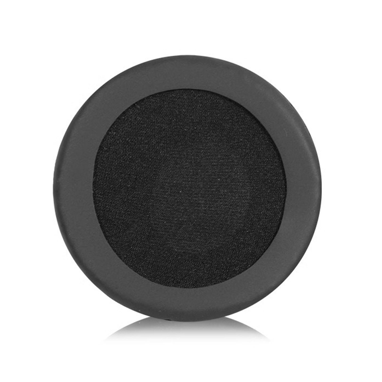 Okrągła, czarna osłona słuchawki z szarą zewnętrzną krawędzią. Białe tło.