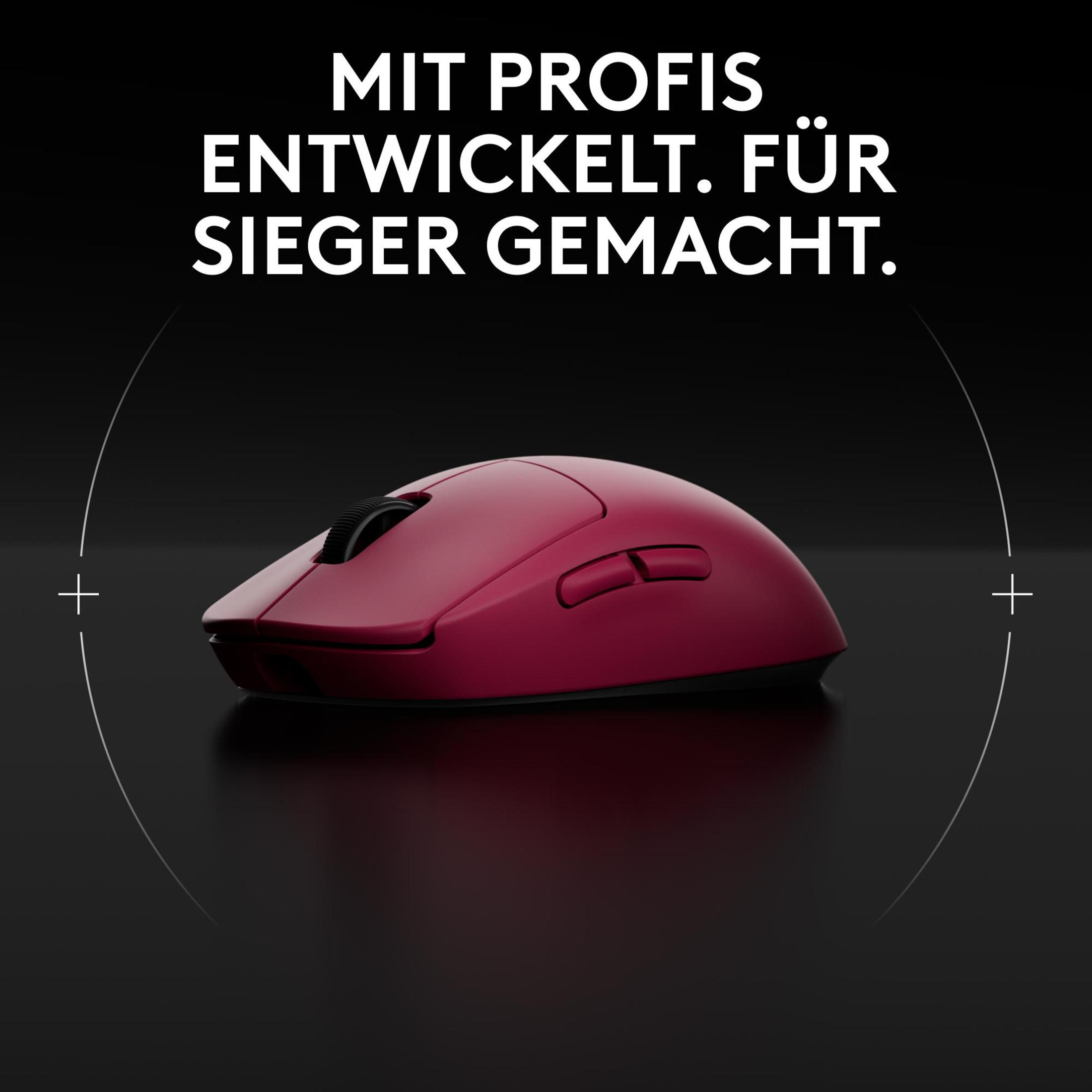 Czerwona mysz do gier na czarnej powierzchni z białym tekstem i celownikami.